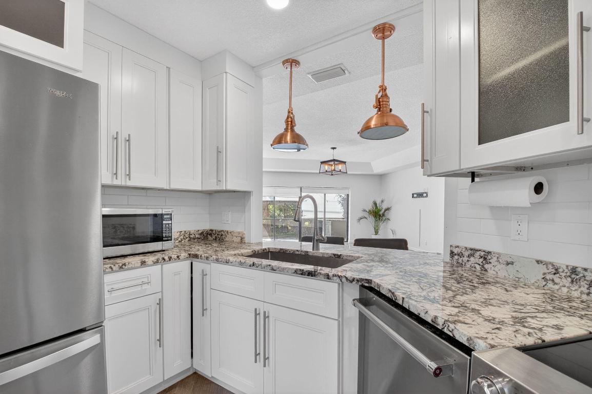 9074 Chatsworth Cascades