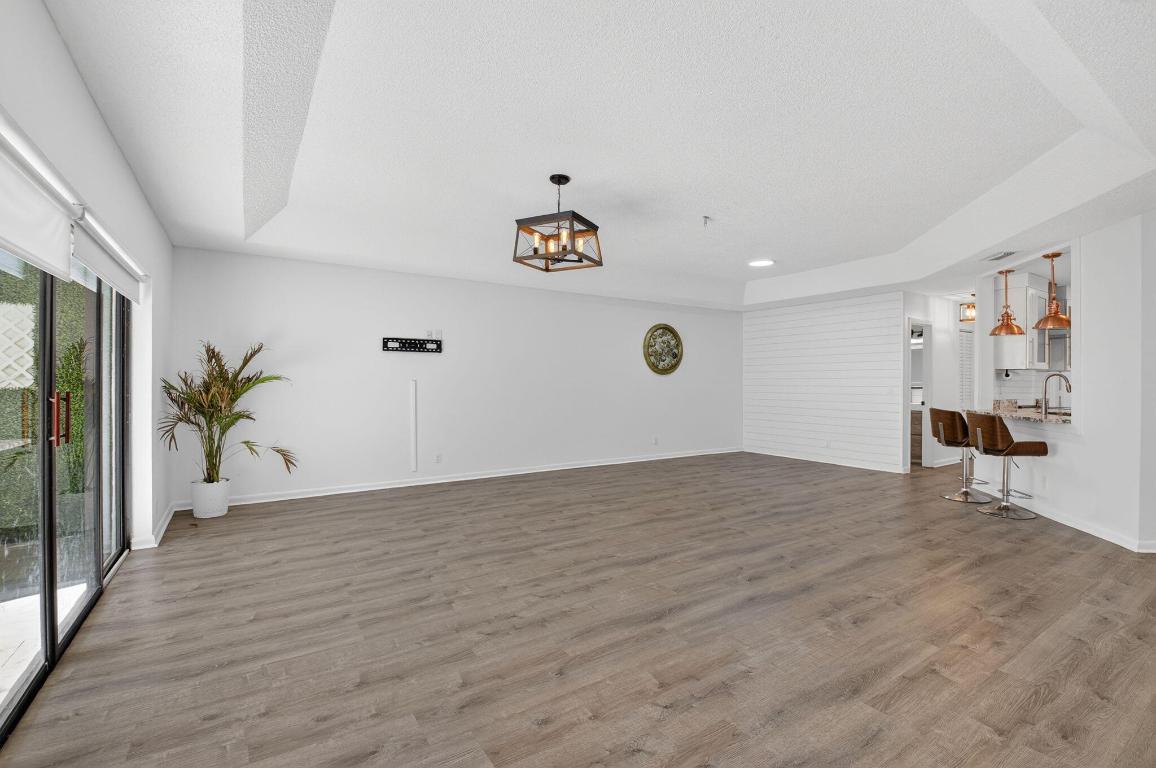 9074 Chatsworth Cascades