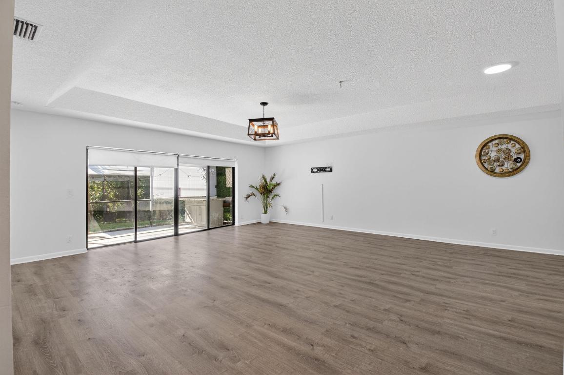 9074 Chatsworth Cascades