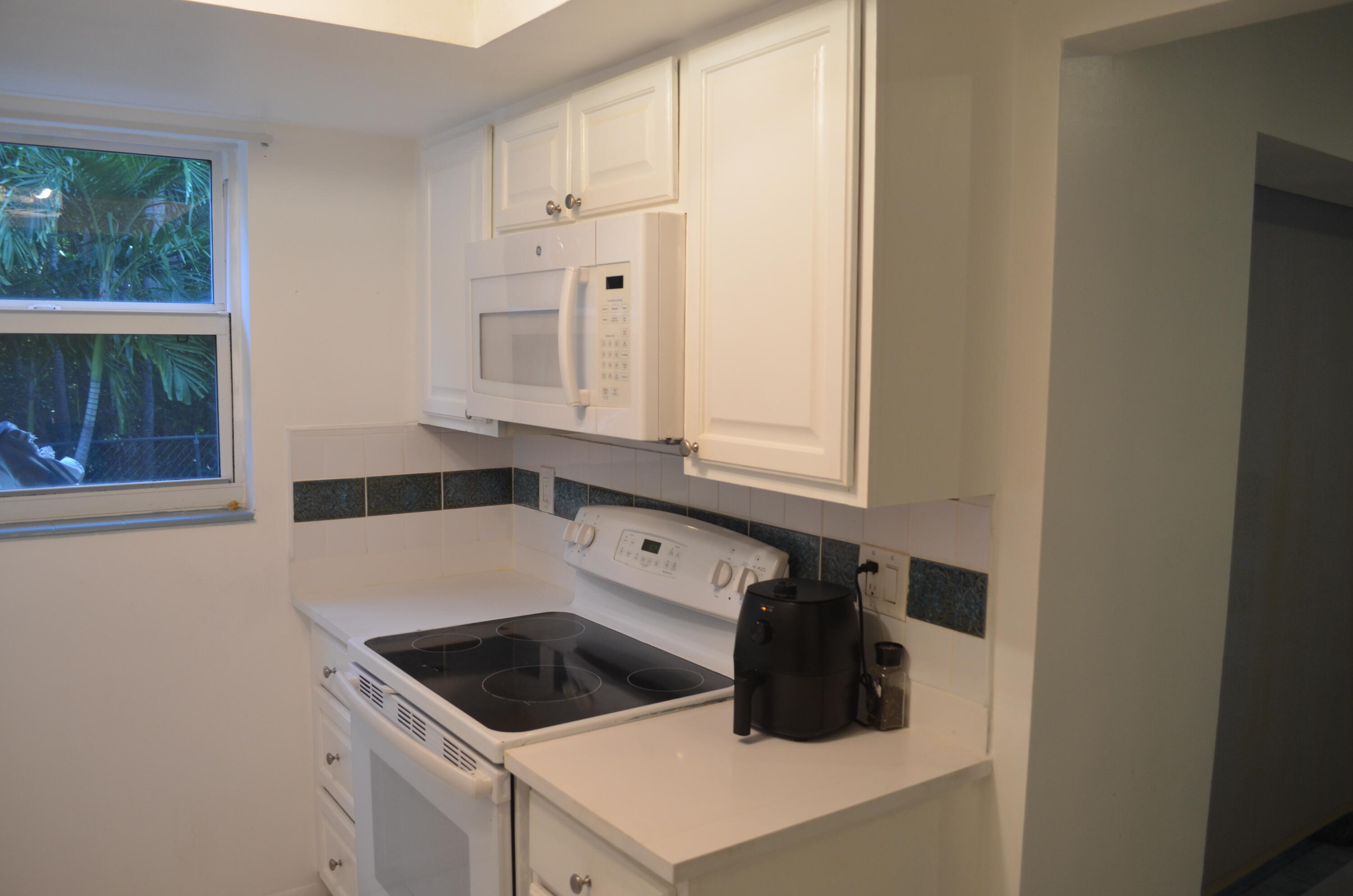 658 NE 6th Court E E