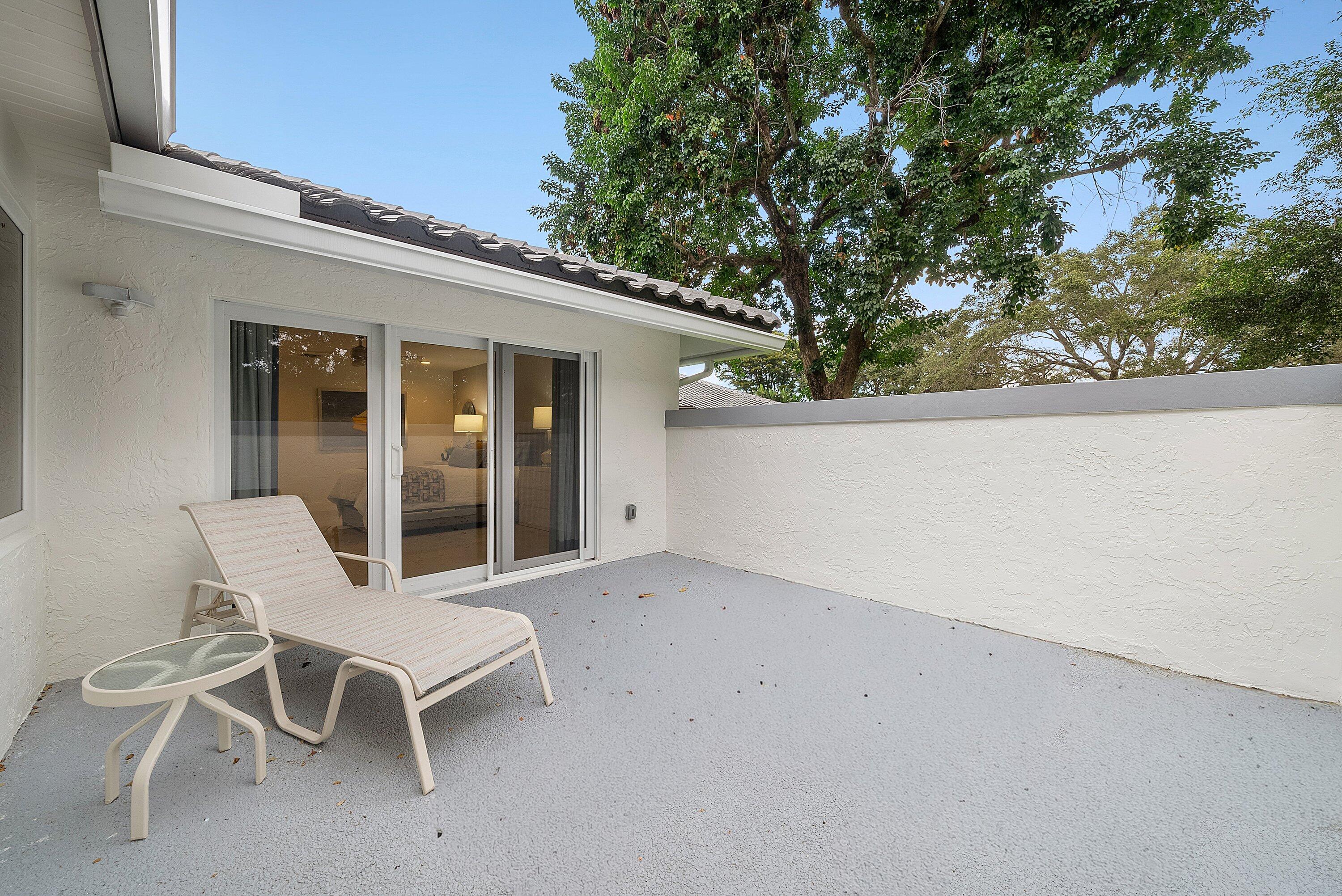 24 Oaks Lane, Boynton Beach