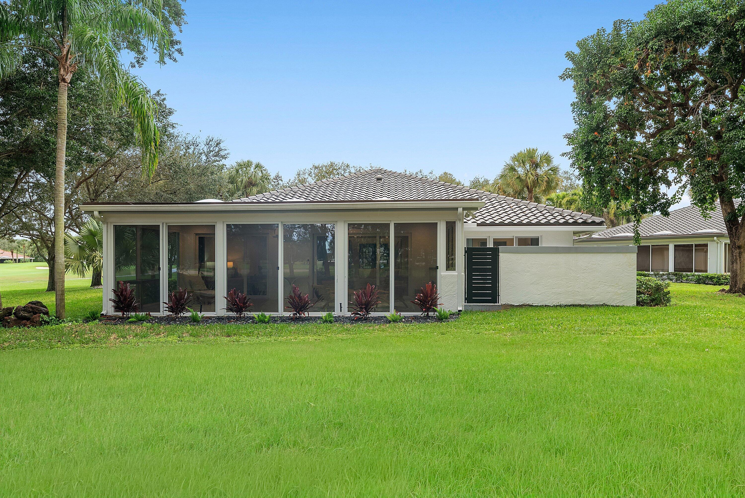 24 Oaks Lane, Boynton Beach