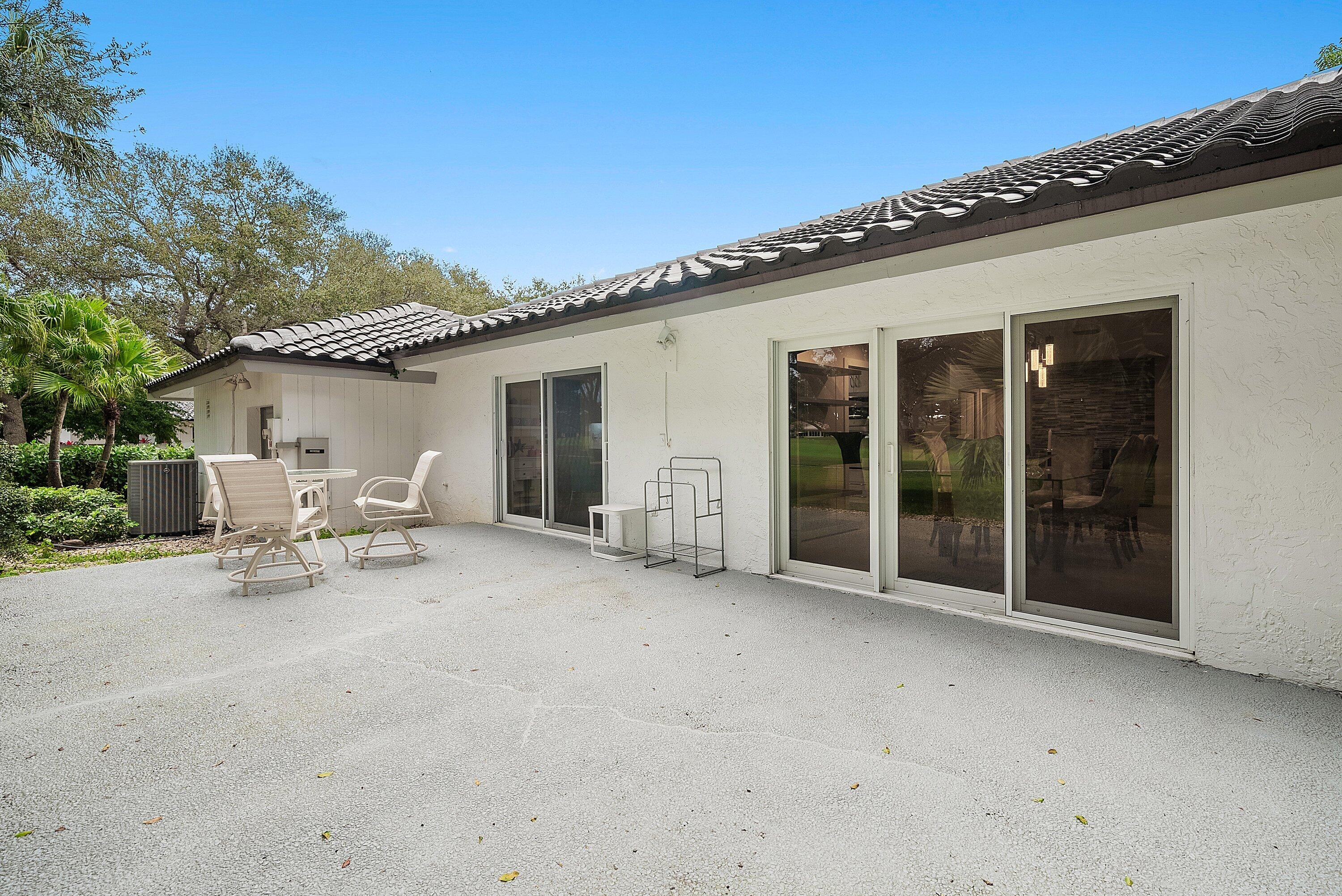 24 Oaks Lane, Boynton Beach