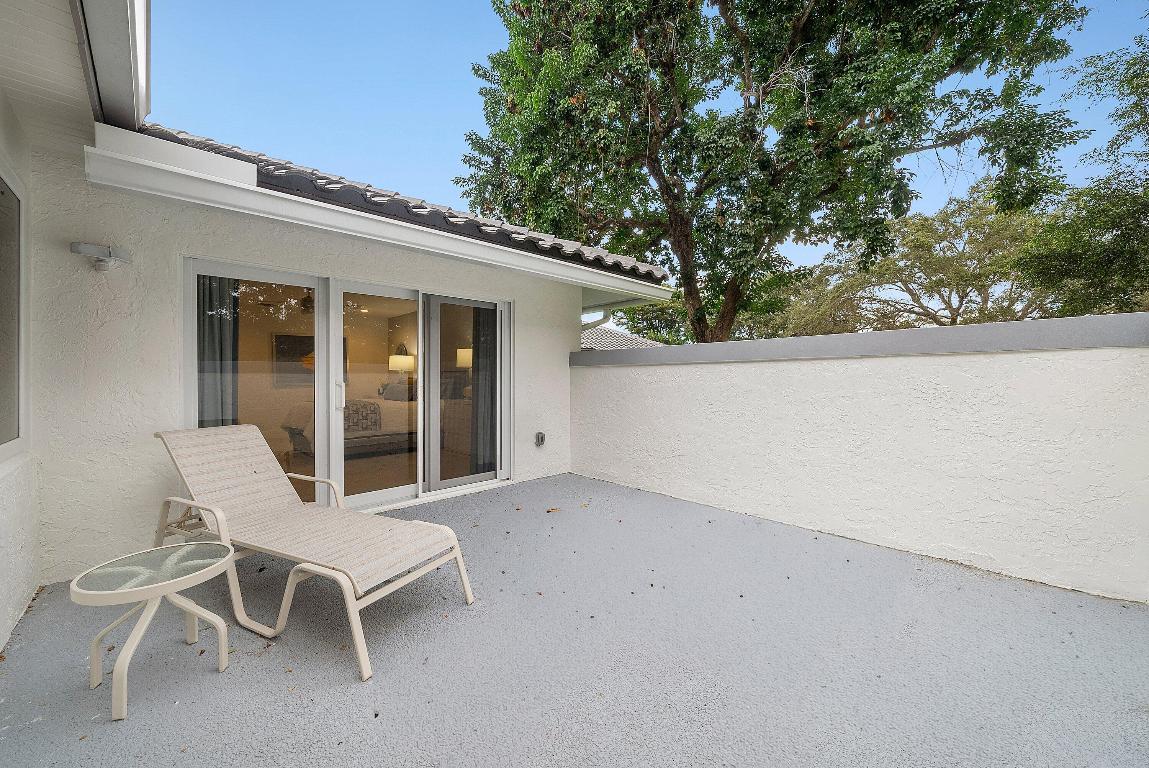 24 Oaks Lane, Boynton Beach