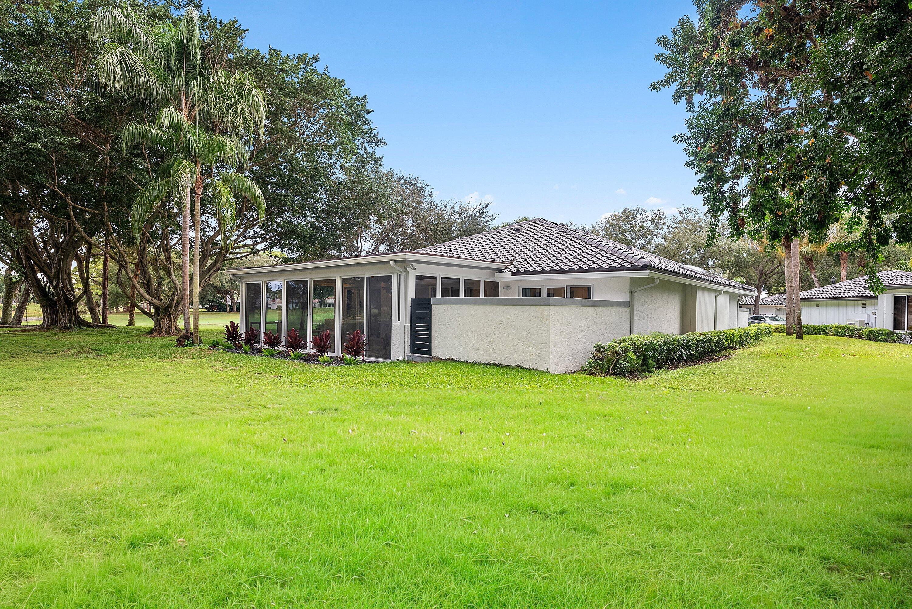 24 Oaks Lane, Boynton Beach