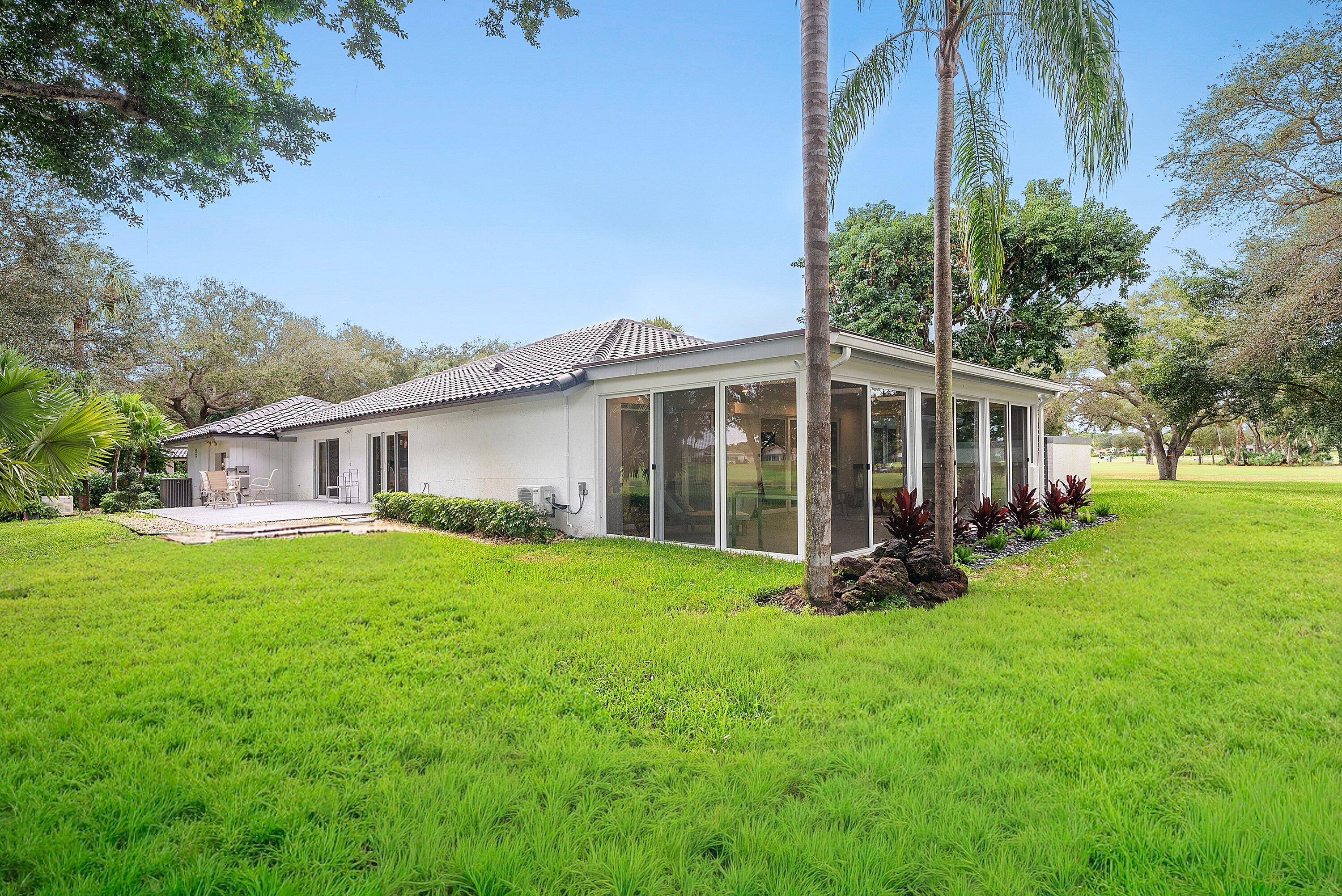 24 Oaks Lane, Boynton Beach