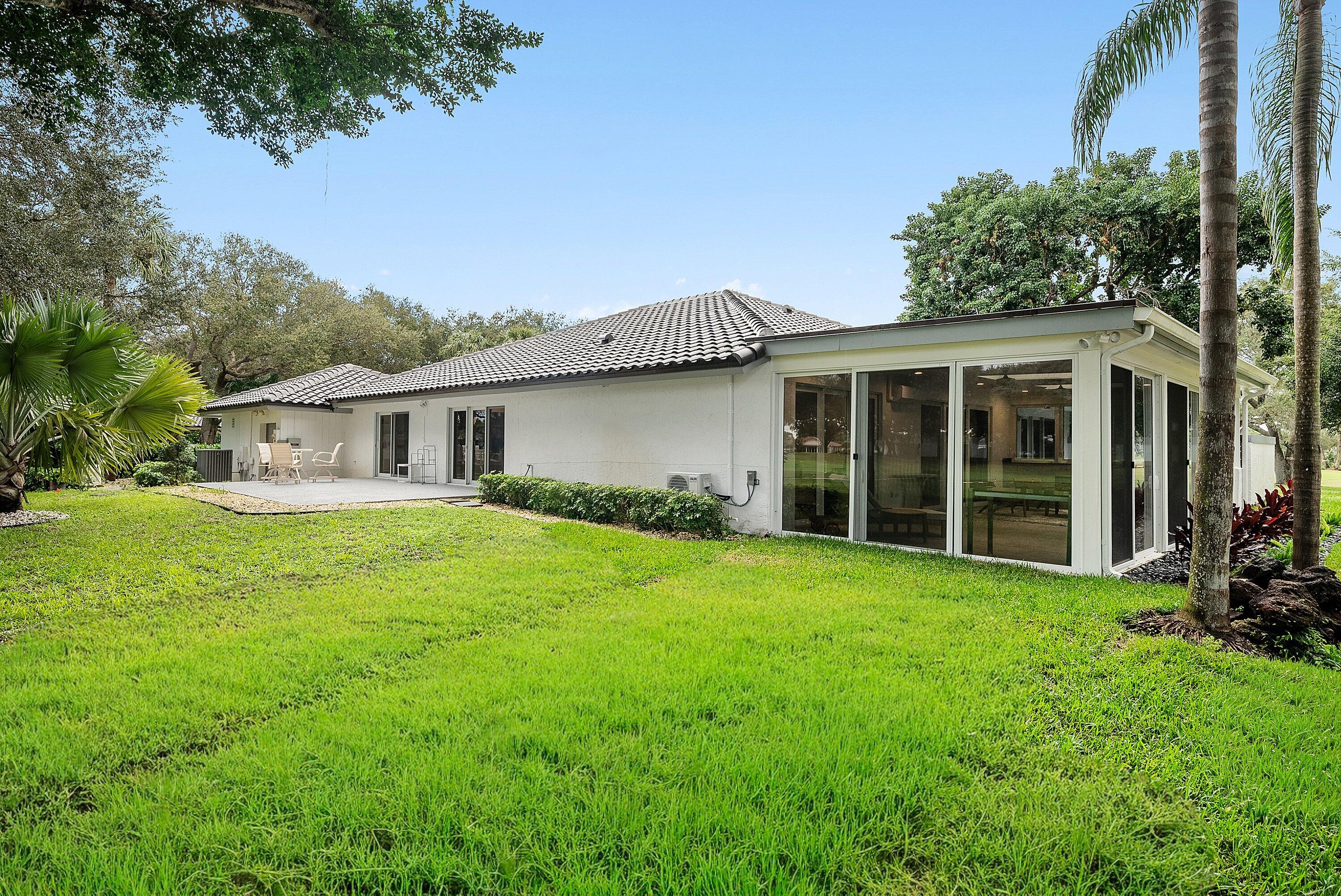 24 Oaks Lane, Boynton Beach