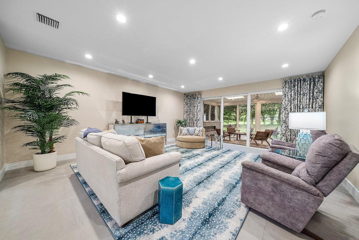 24 Oaks Lane, Boynton Beach