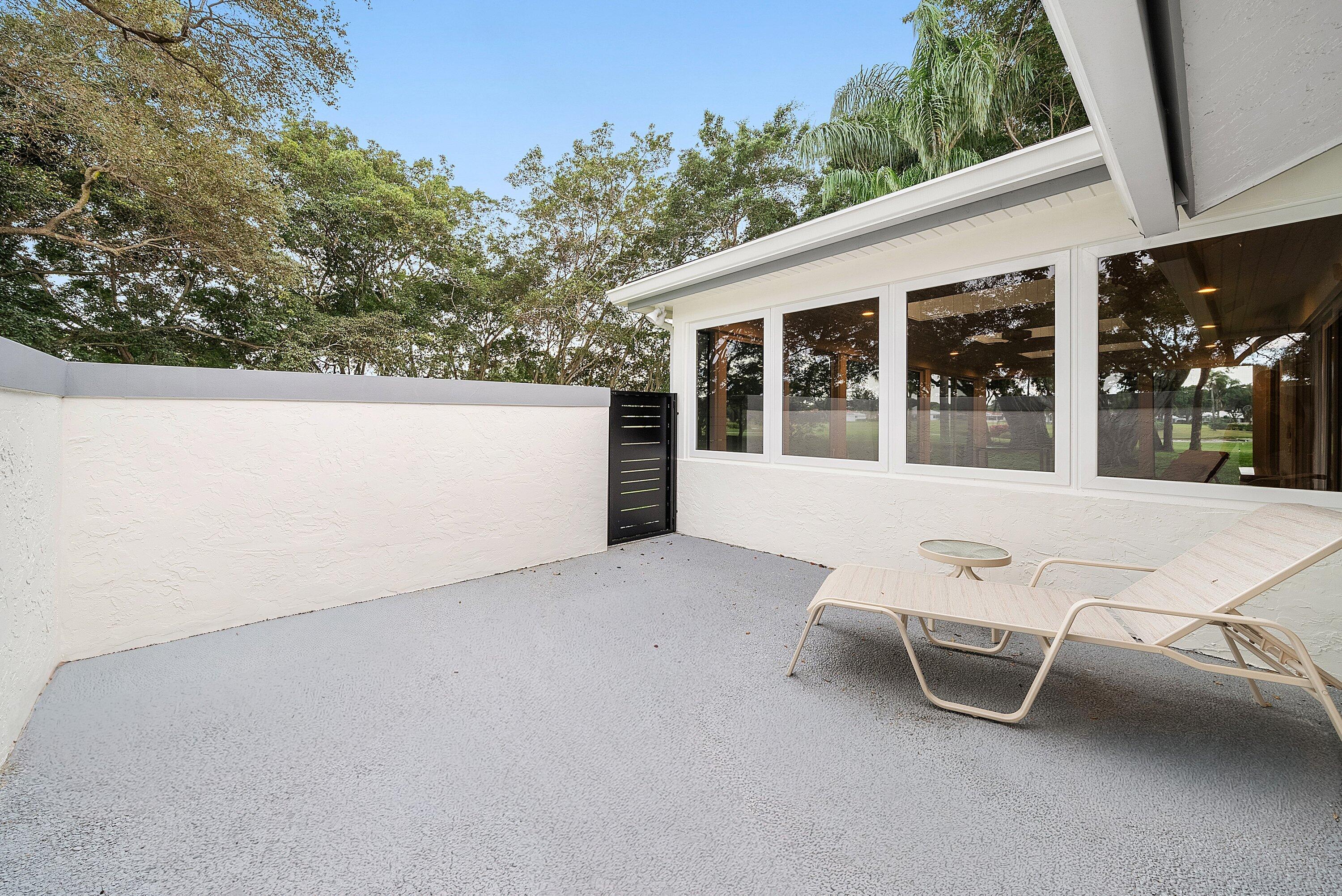 24 Oaks Lane, Boynton Beach