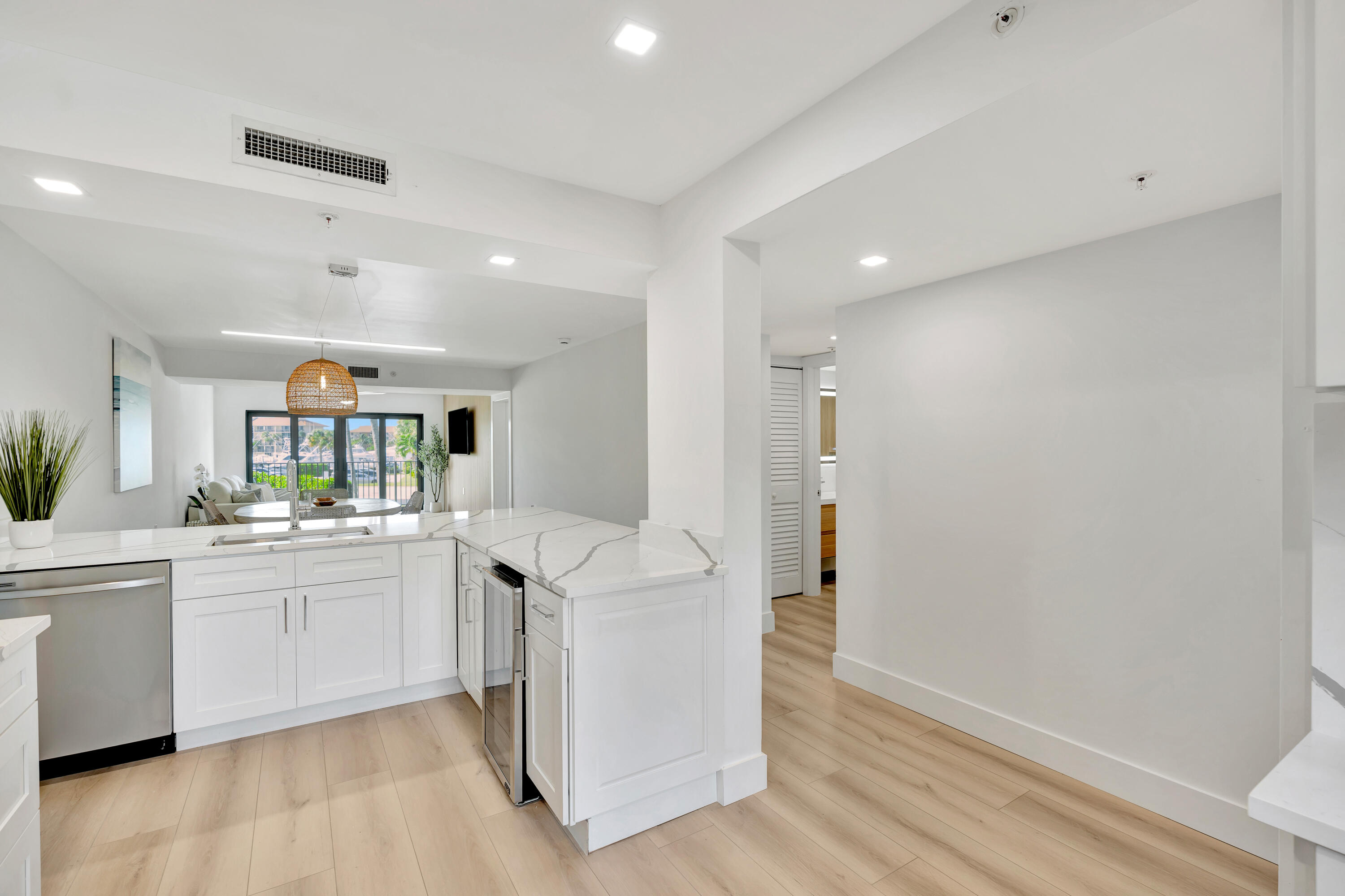 501 Seafarer Circle 204