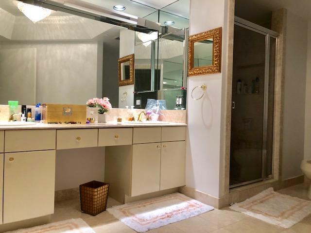 2000 Island Boulevard 1107