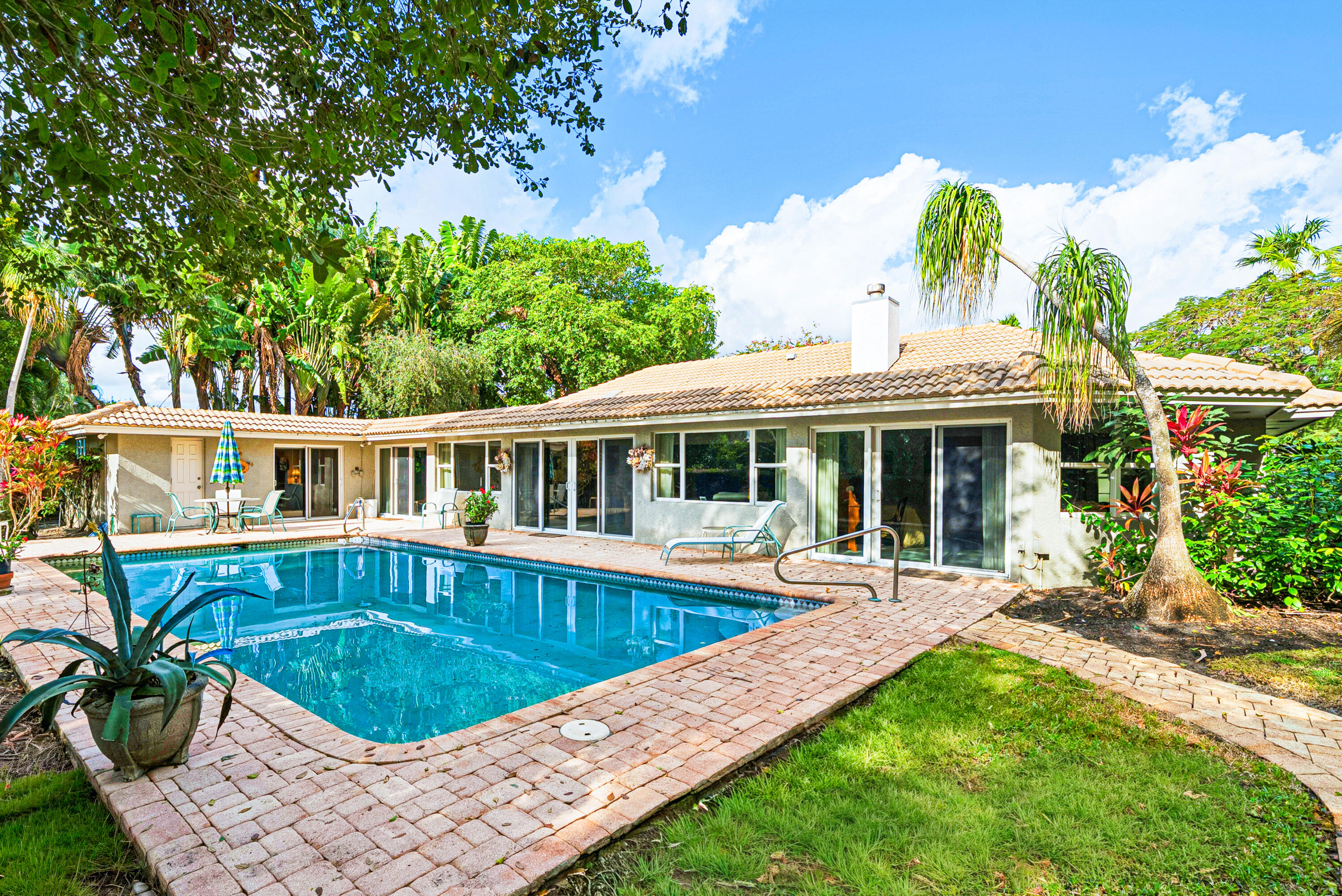 416 S Country Club Drive