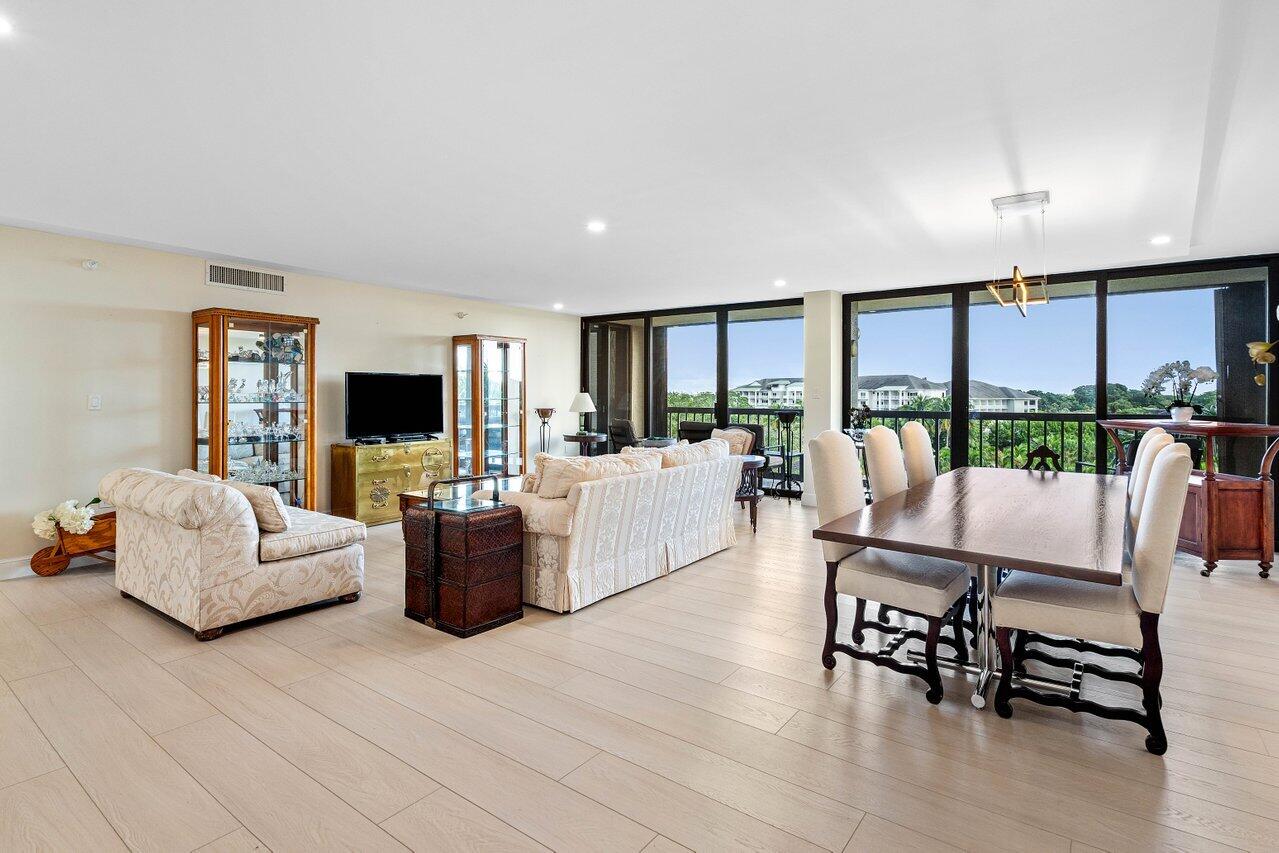 2450 Presidential Way 607