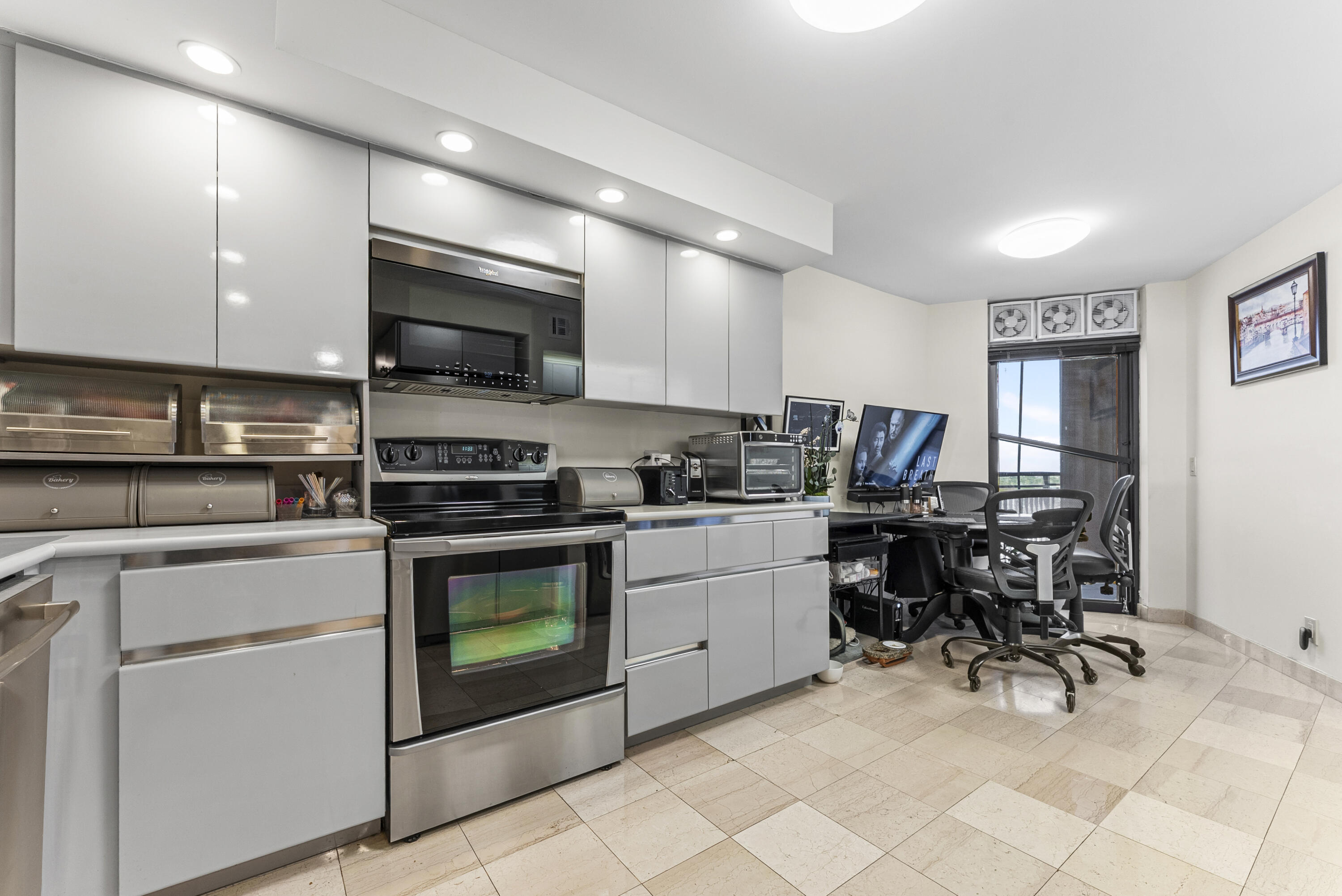 1167 Hillsboro Mile 709