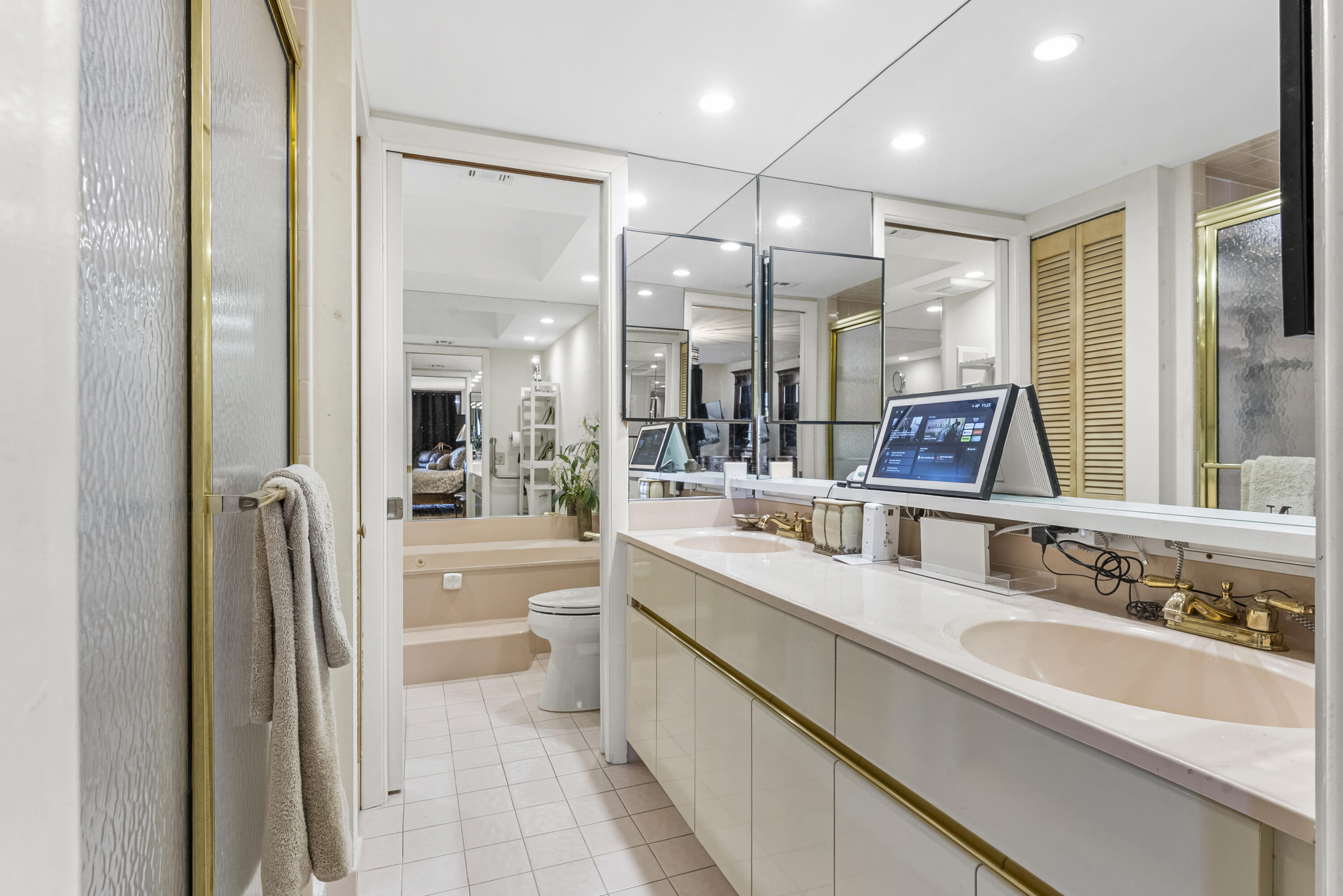 1167 Hillsboro Mile 709