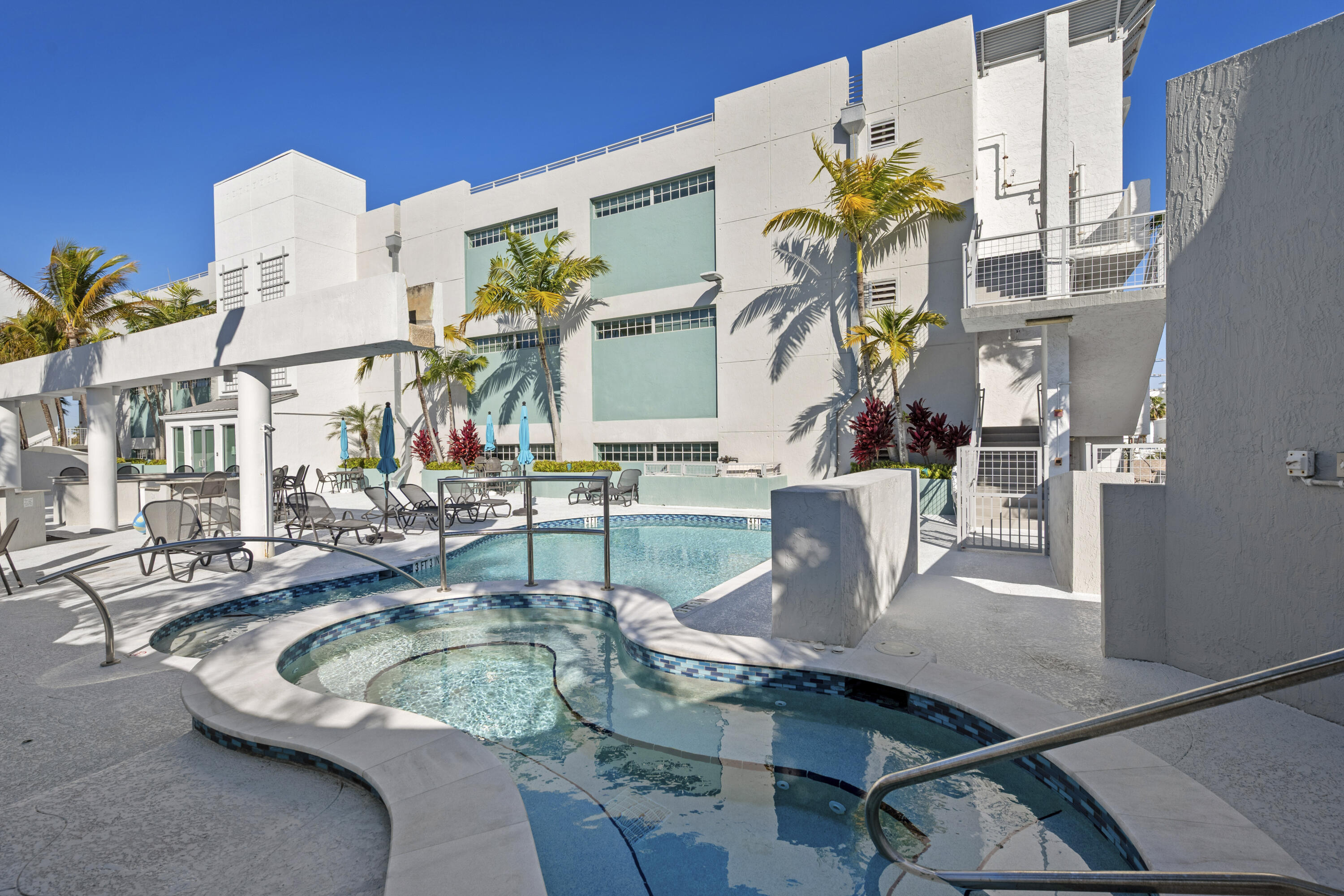 185 NE 4th Avenue 208