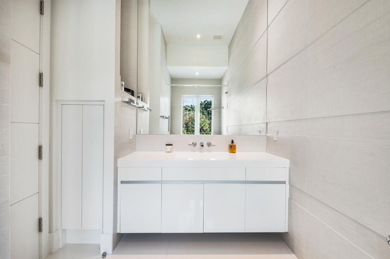 17106 Avenue Le Rivage