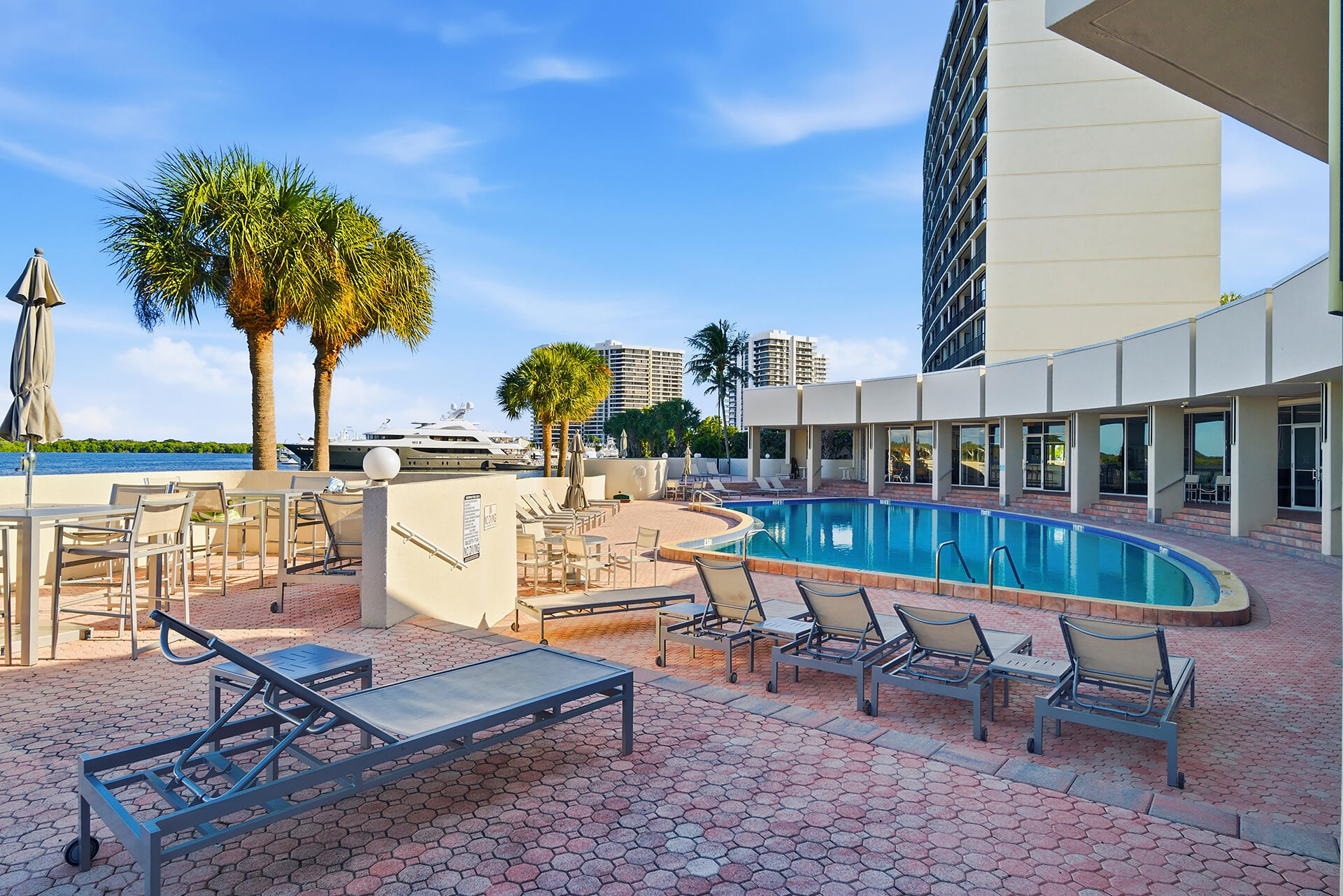 122 Lakeshore Drive 433