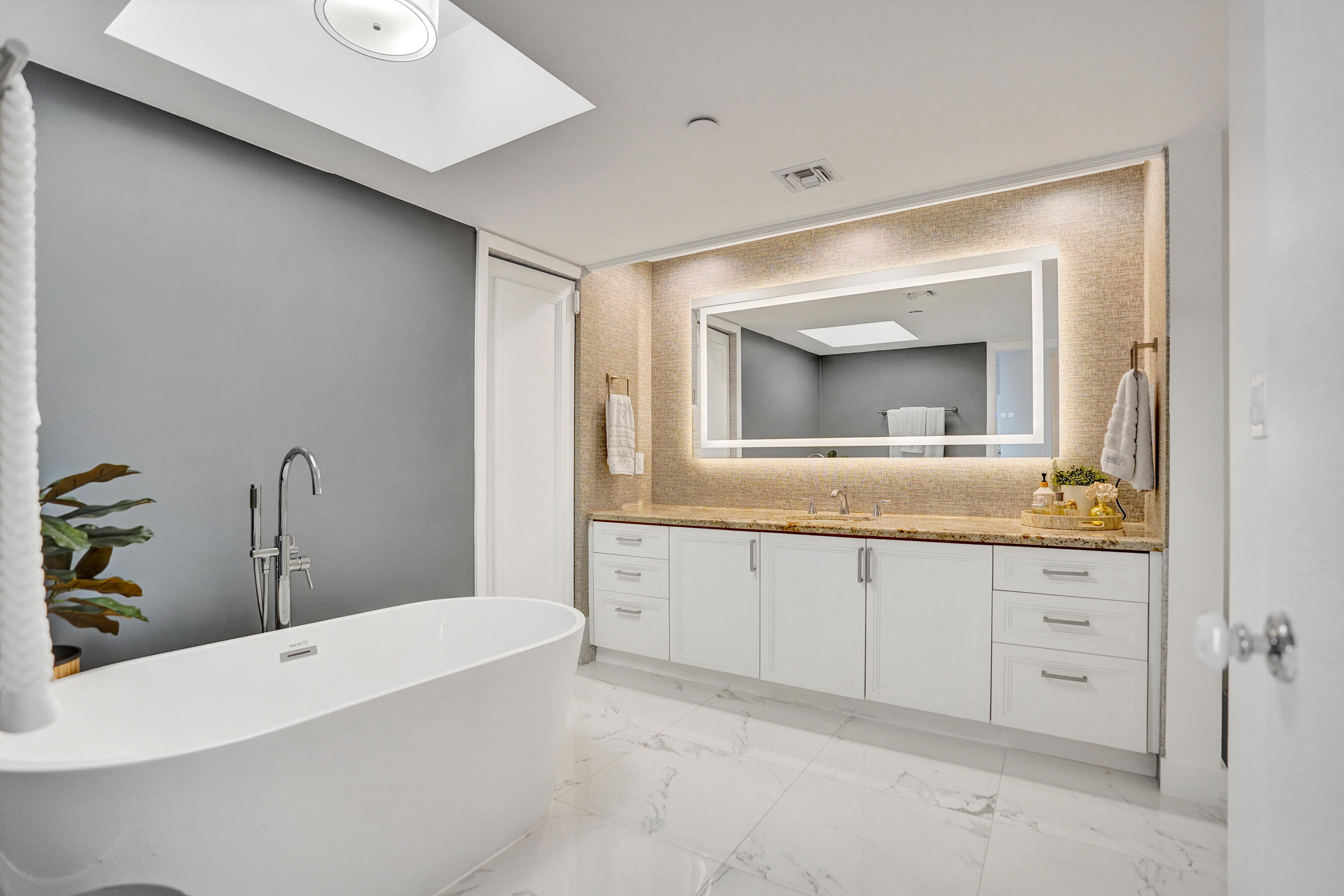 19707 Turnberry Way 18j