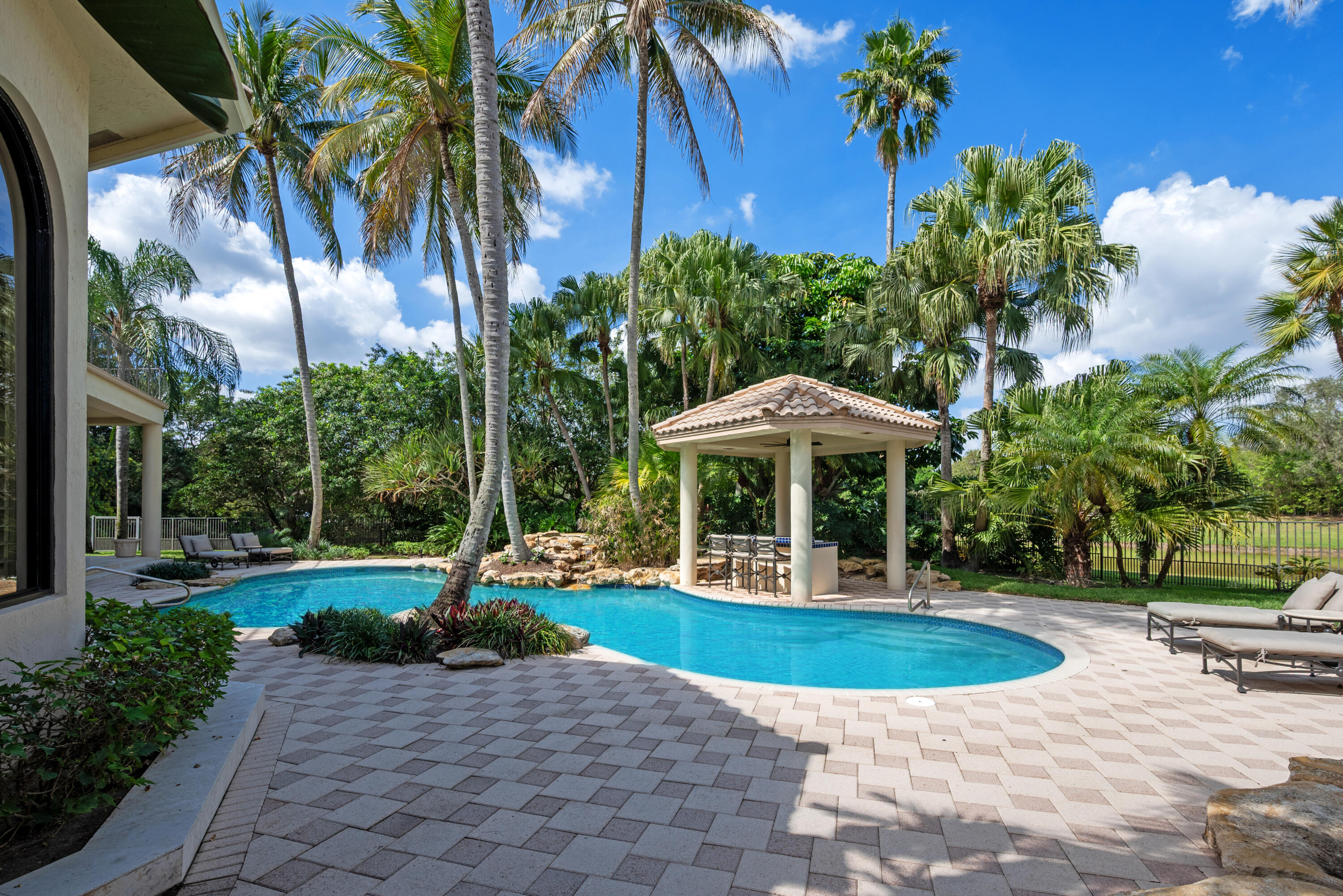 18800 Long Lake Drive