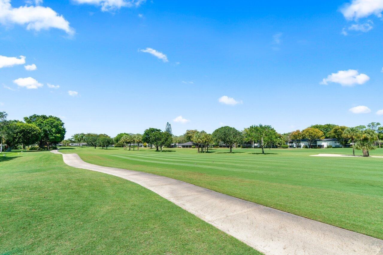 4 Stratford Drive E B