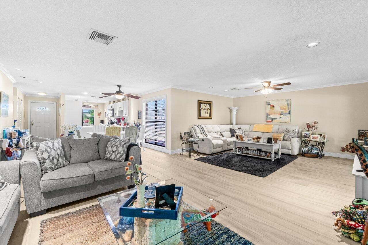 4 Stratford Drive E B