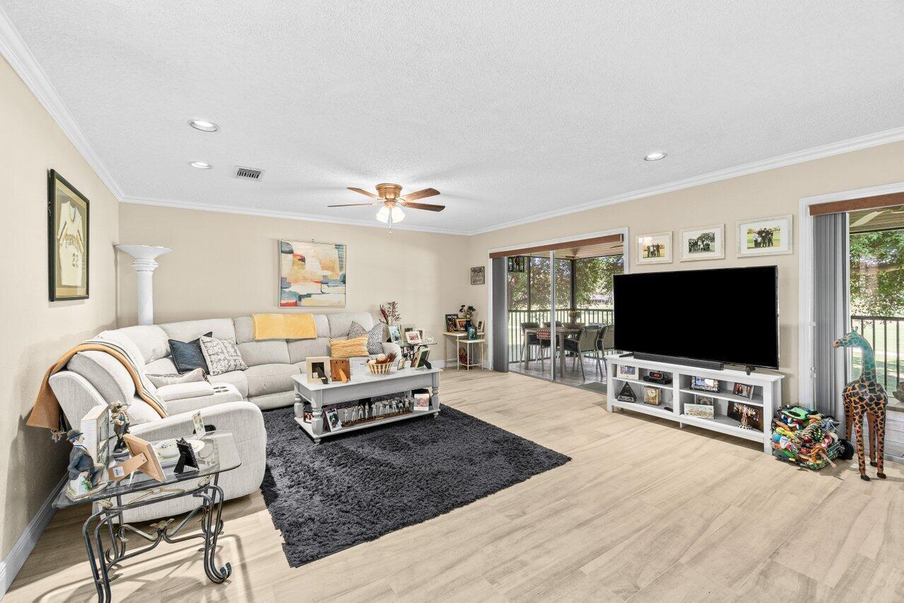 4 Stratford Drive E B
