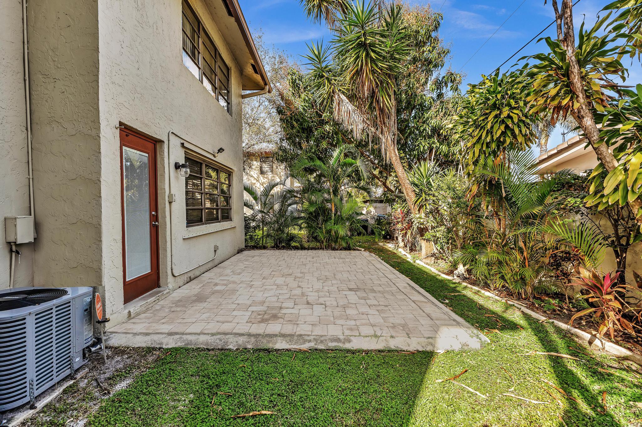 1779 NE 40th Place 405