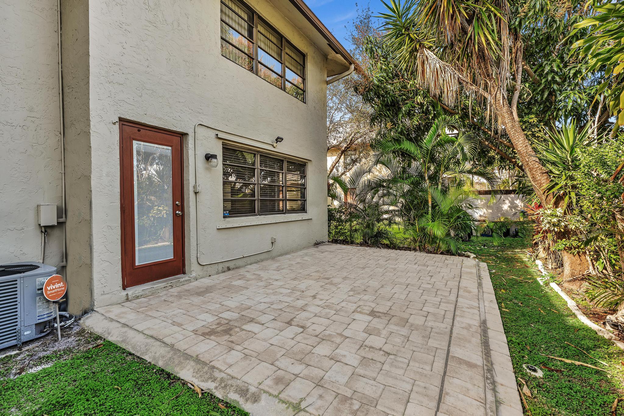 1779 NE 40th Place 405