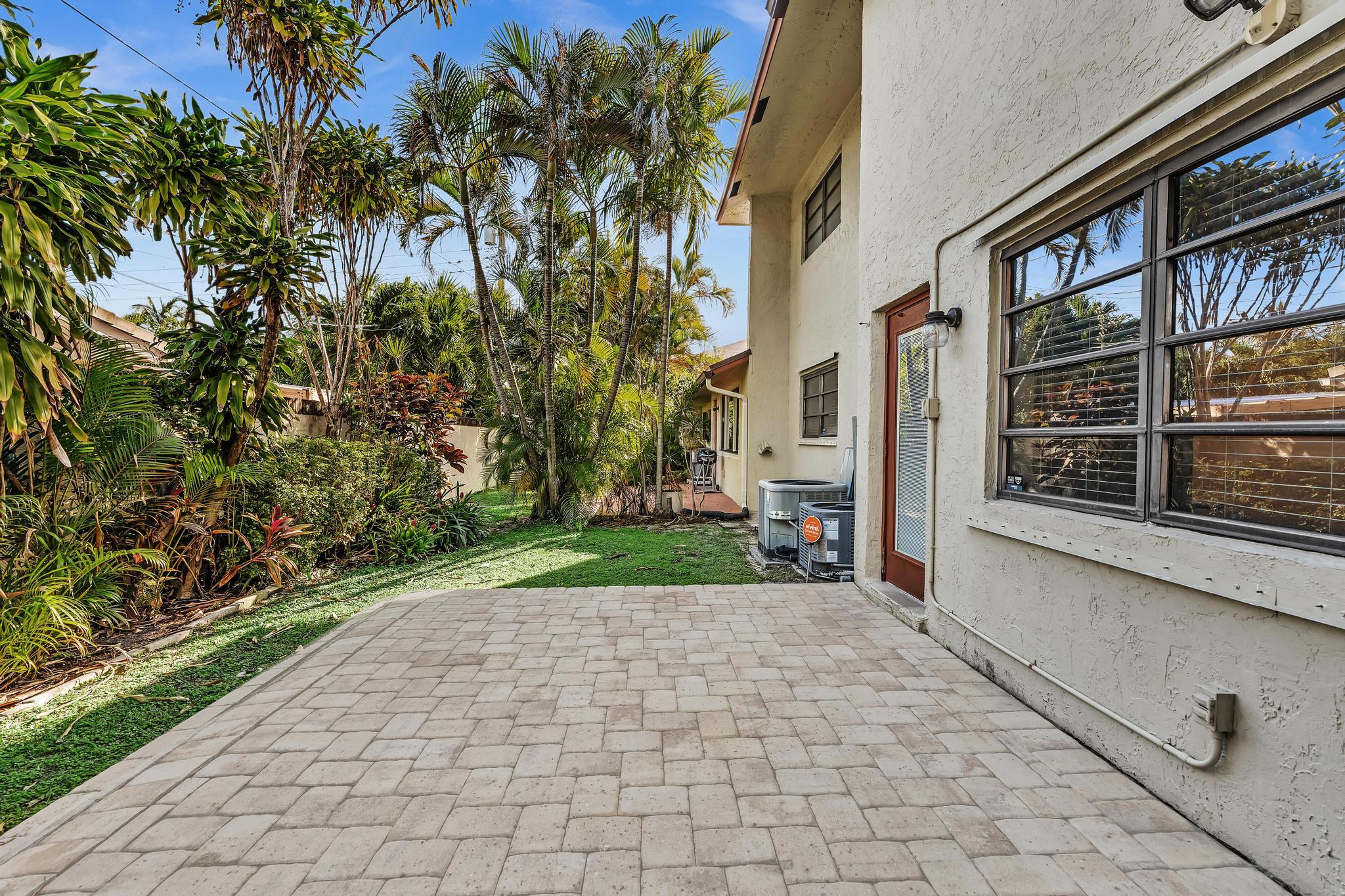 1779 NE 40th Place 405