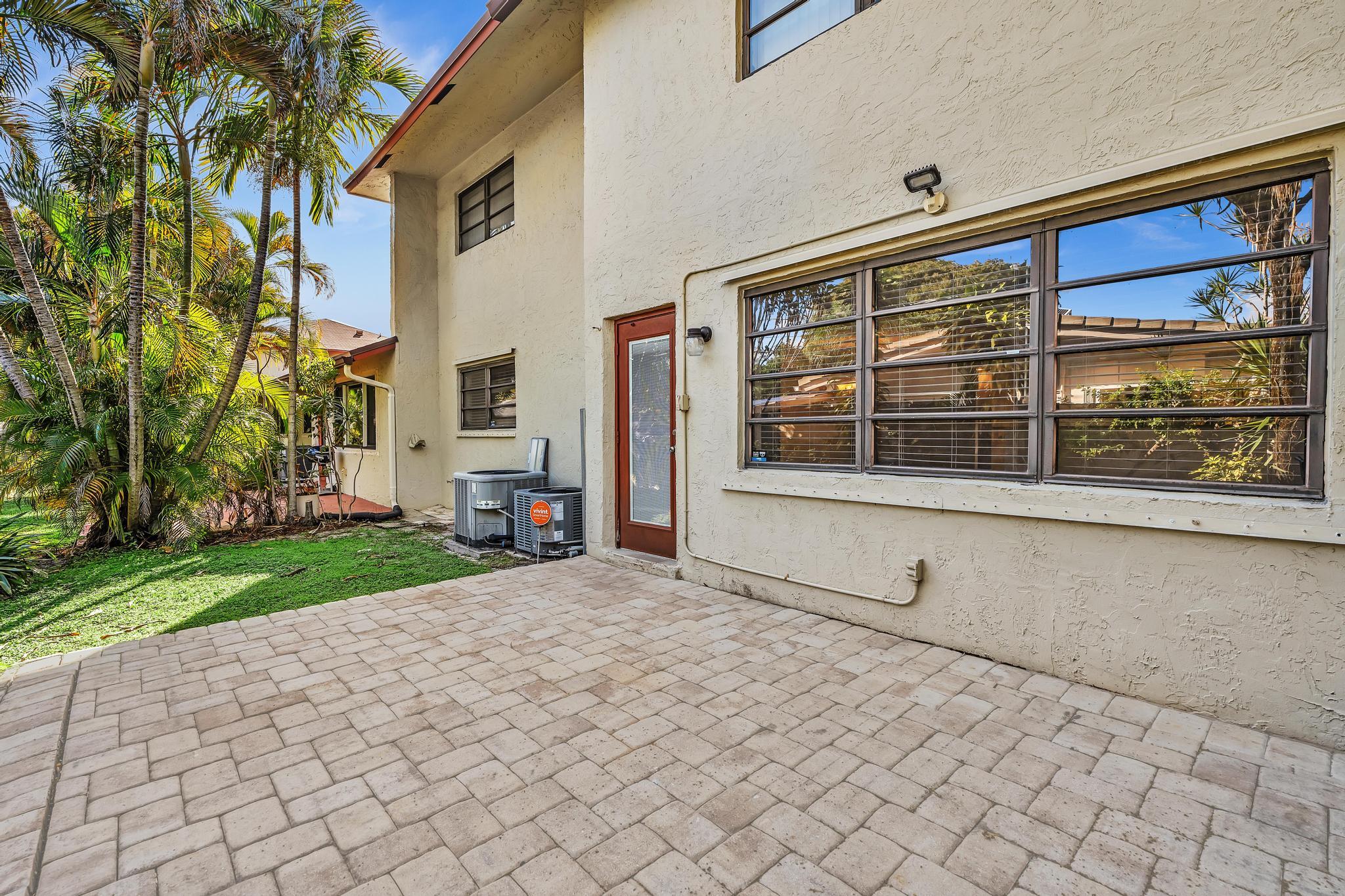 1779 NE 40th Place 405