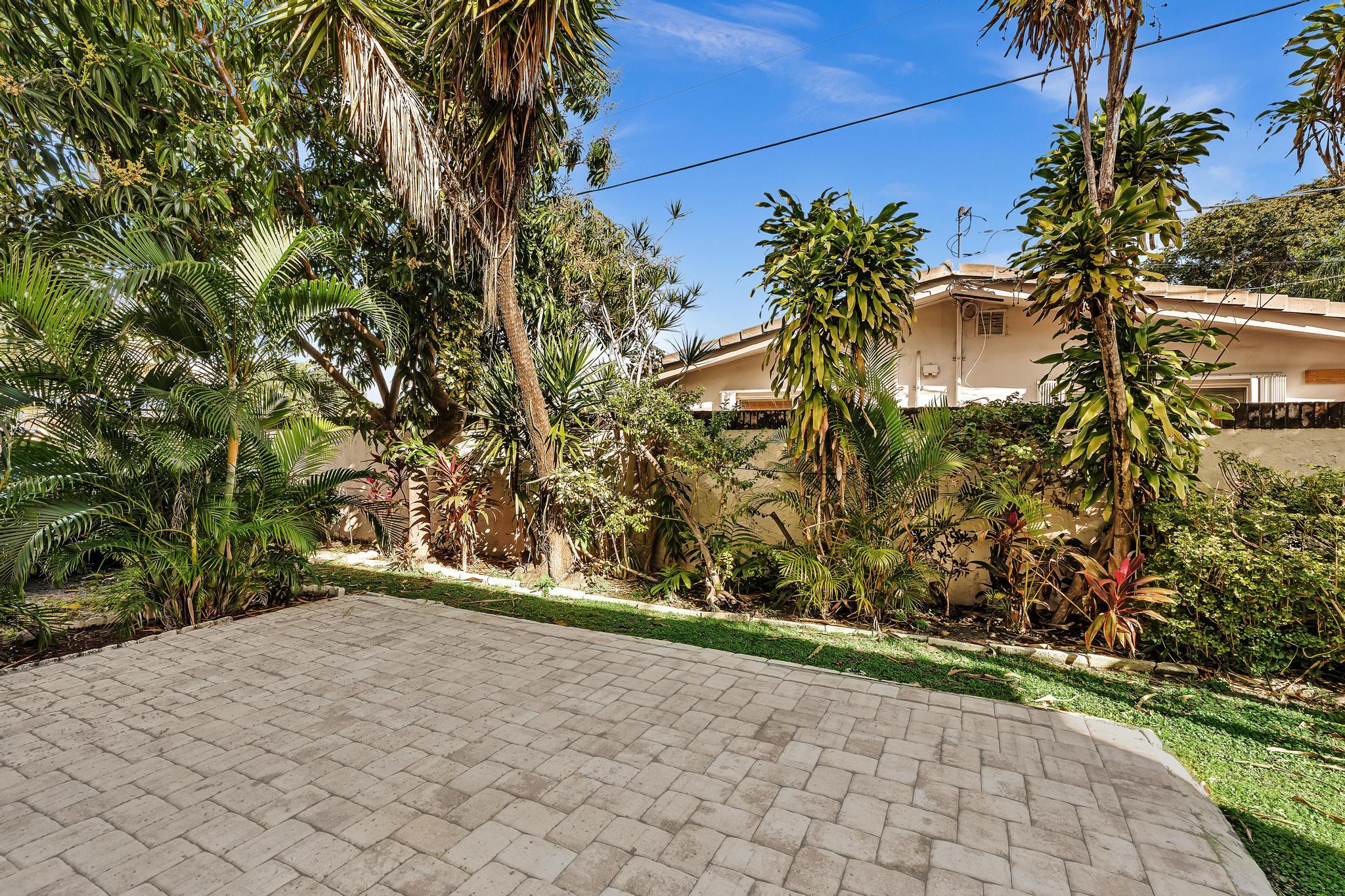 1779 NE 40th Place 405