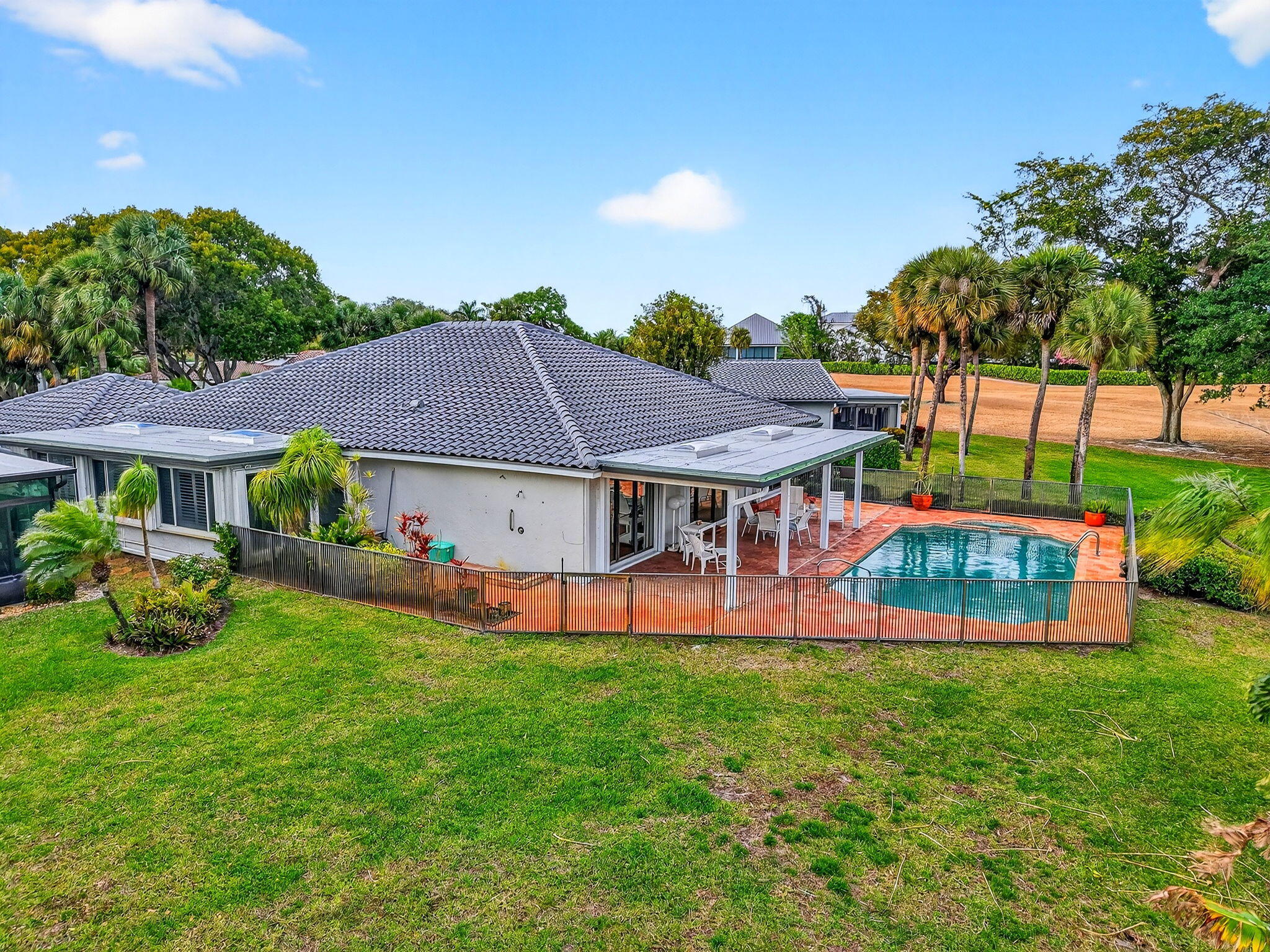 35 Glens Drive E