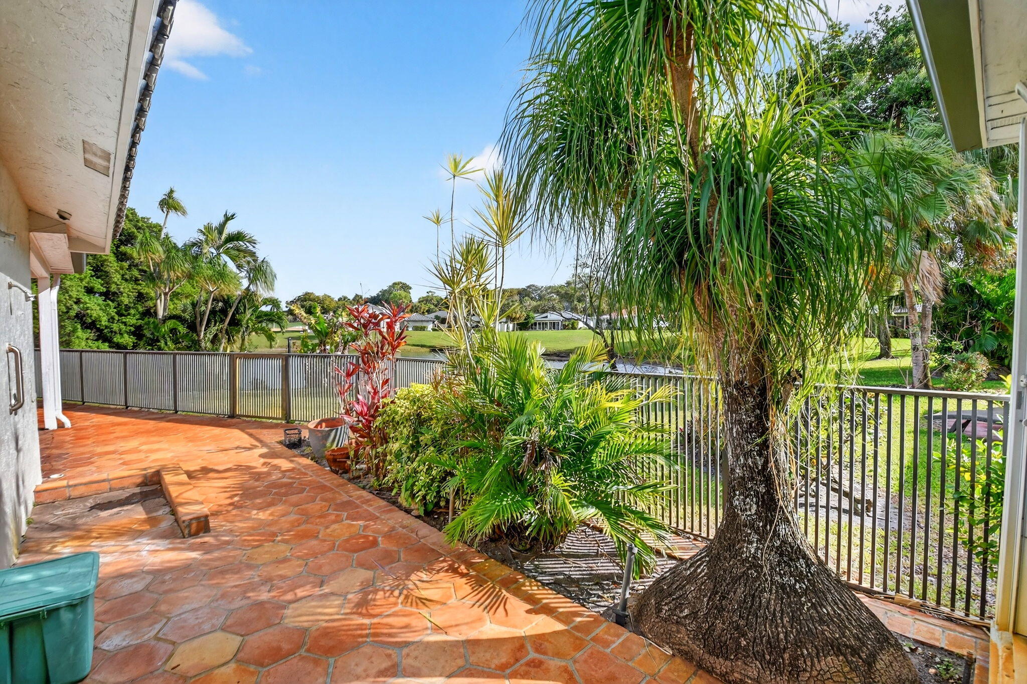 35 Glens Drive E