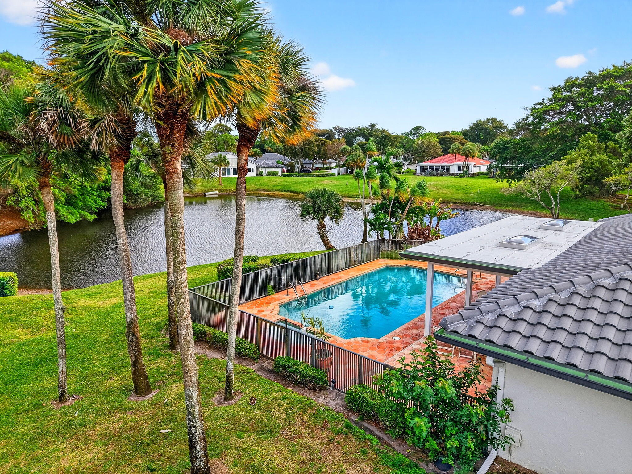 35 Glens Drive E