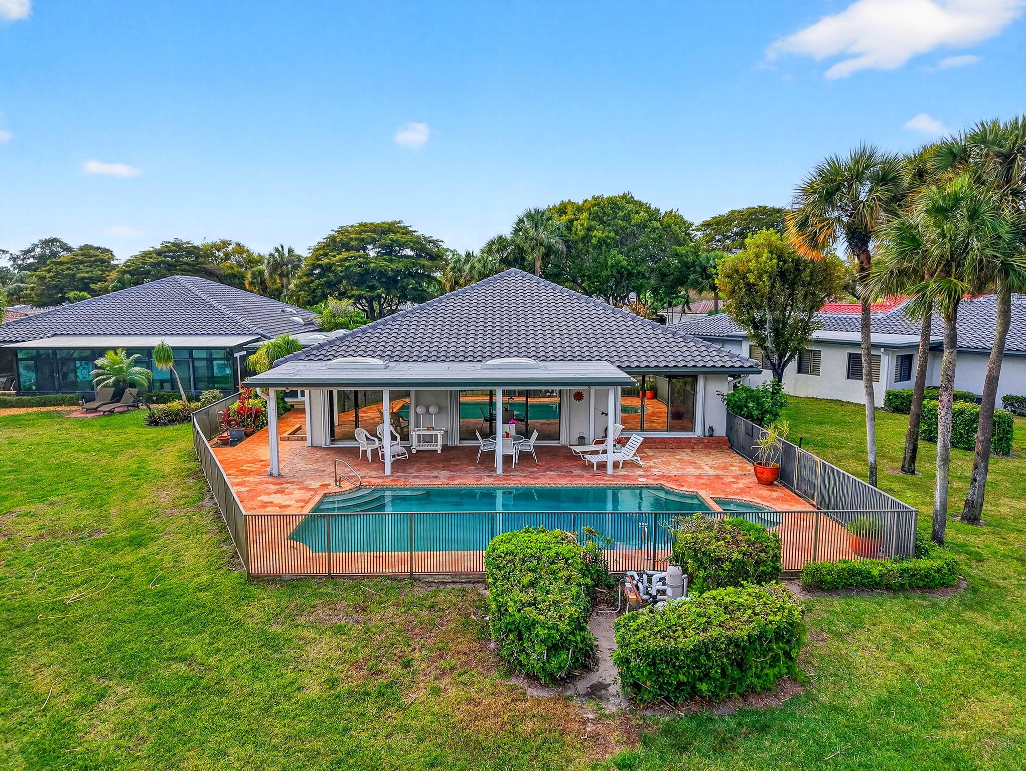 35 Glens Drive E