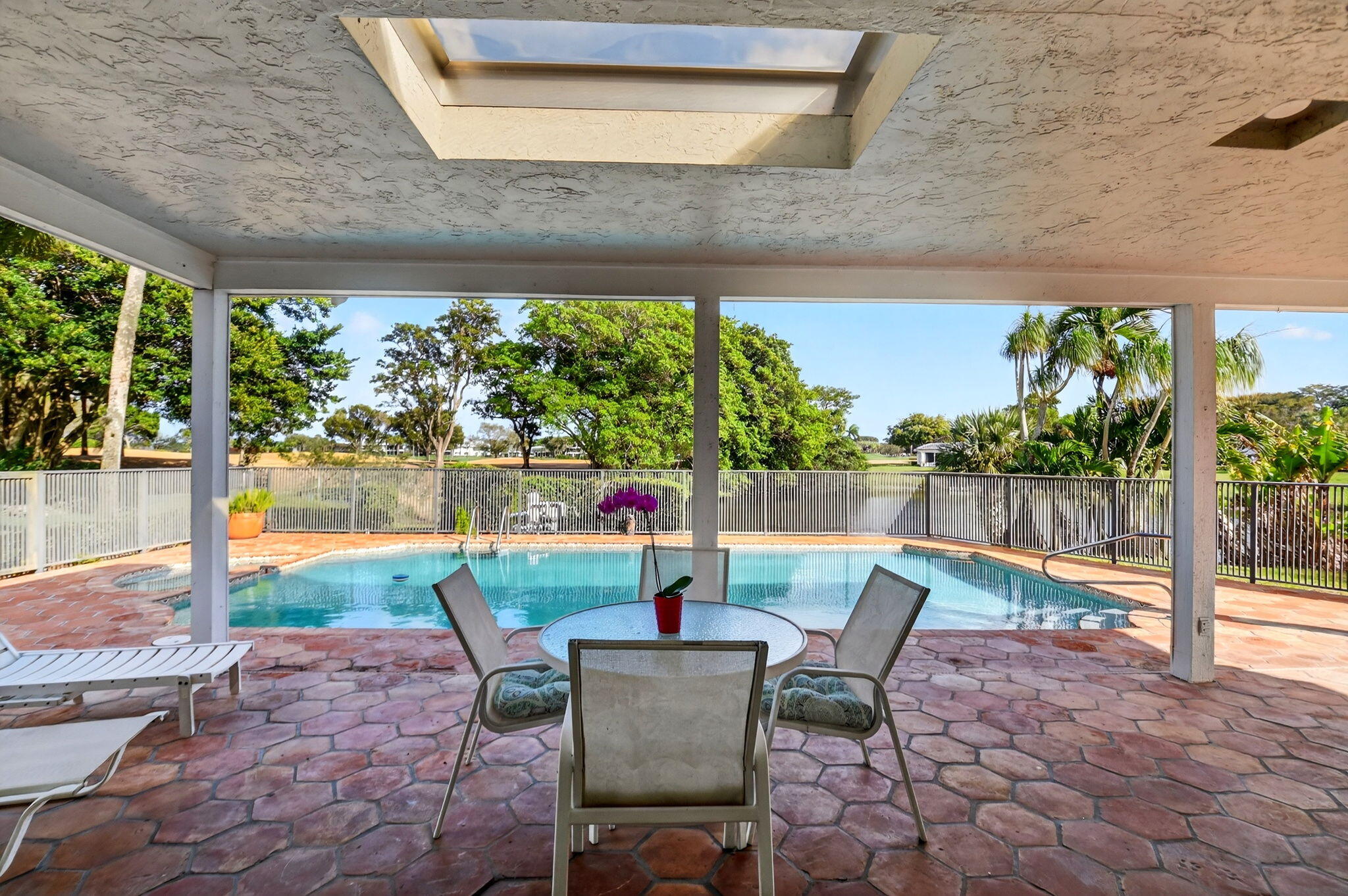 35 Glens Drive E