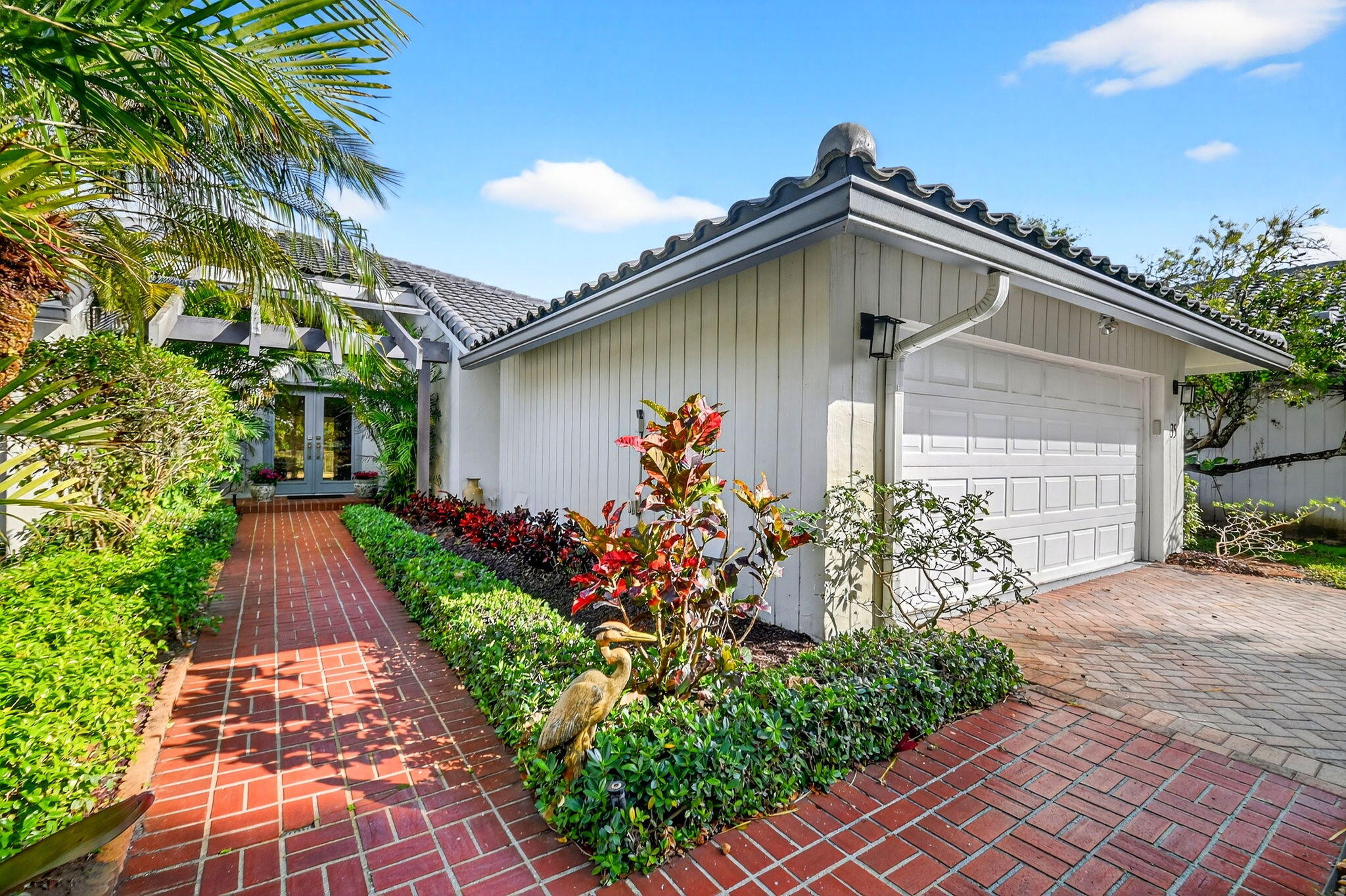 35 Glens Drive E
