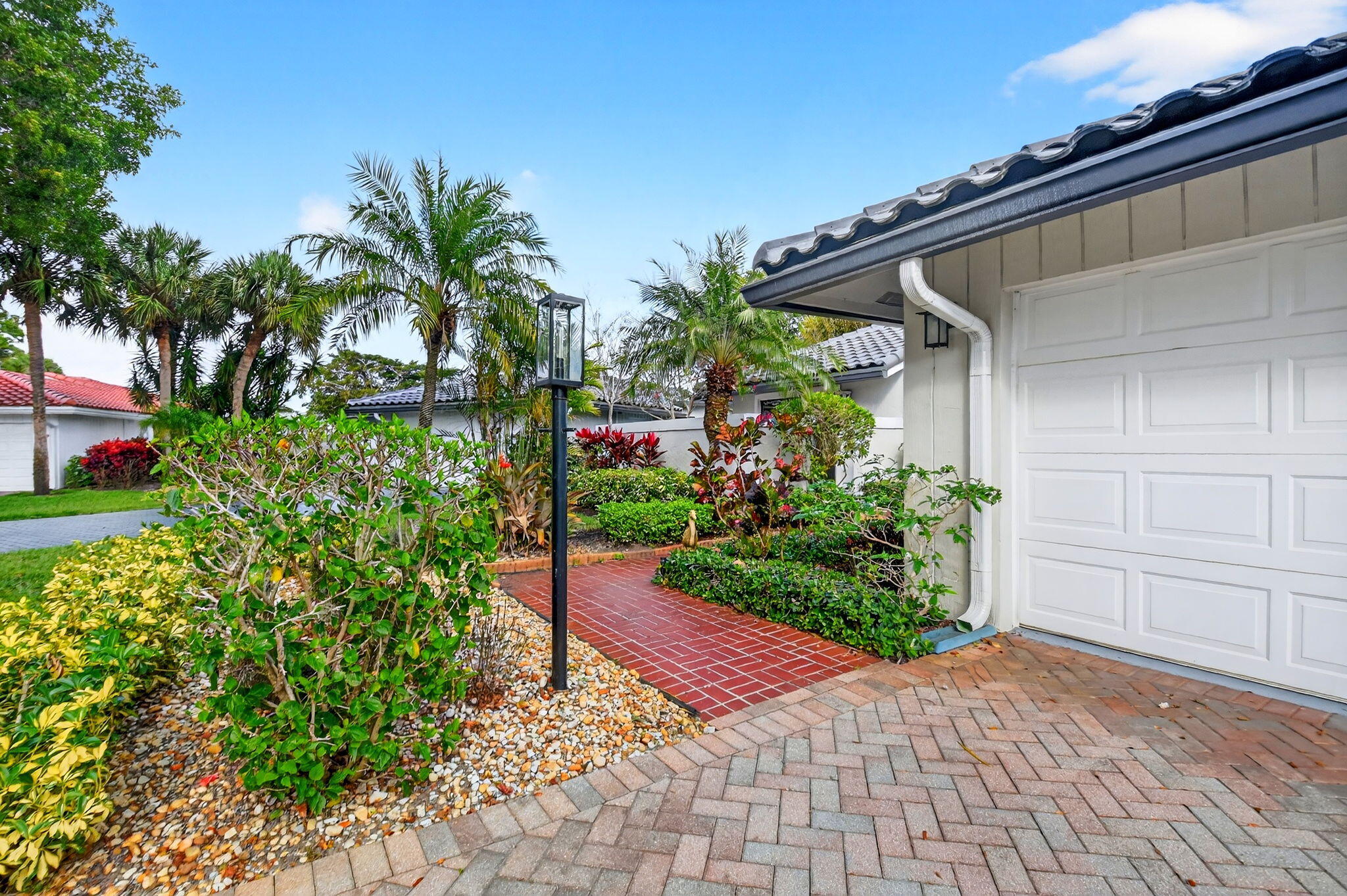 35 Glens Drive E