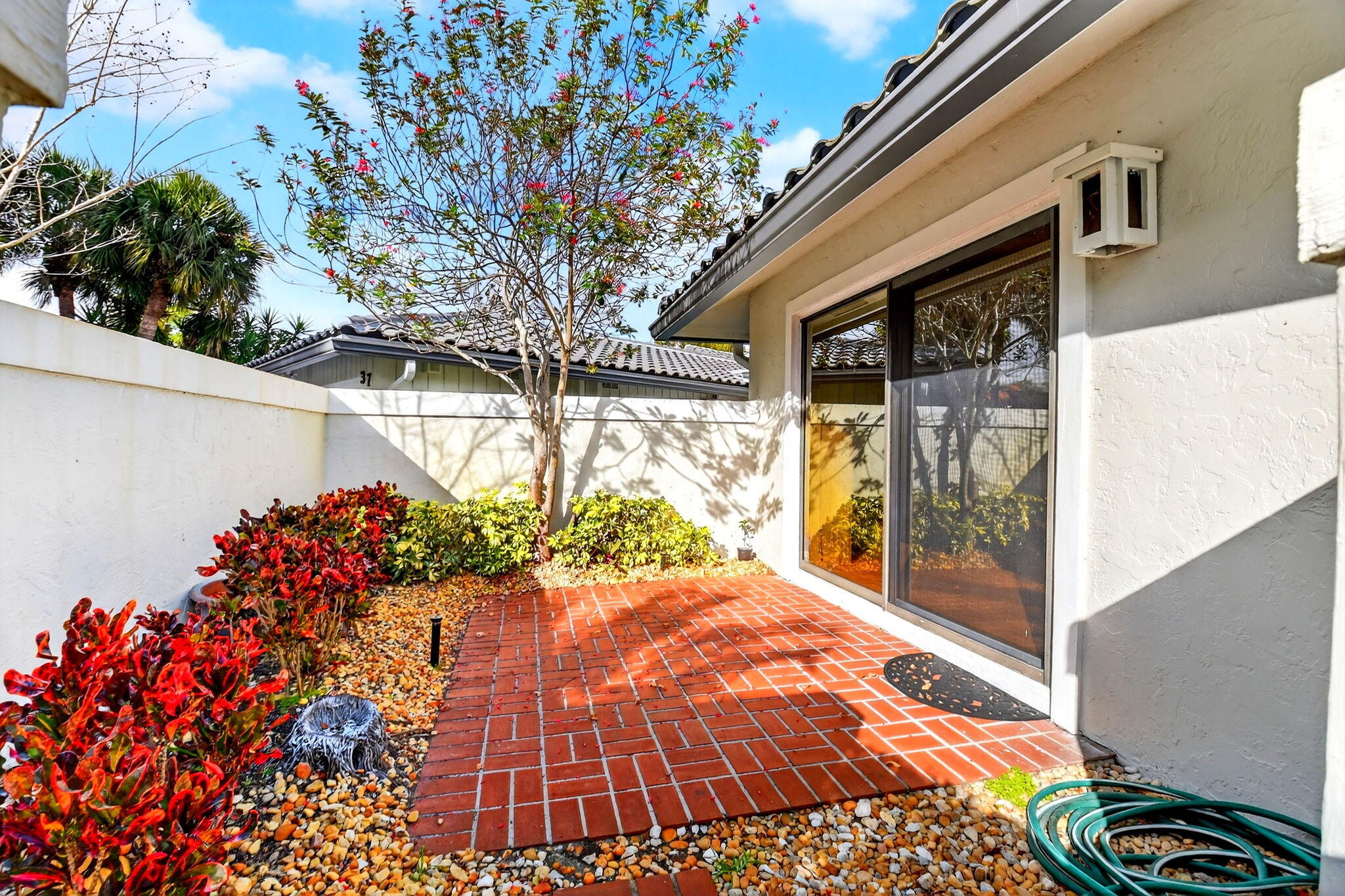 35 Glens Drive E