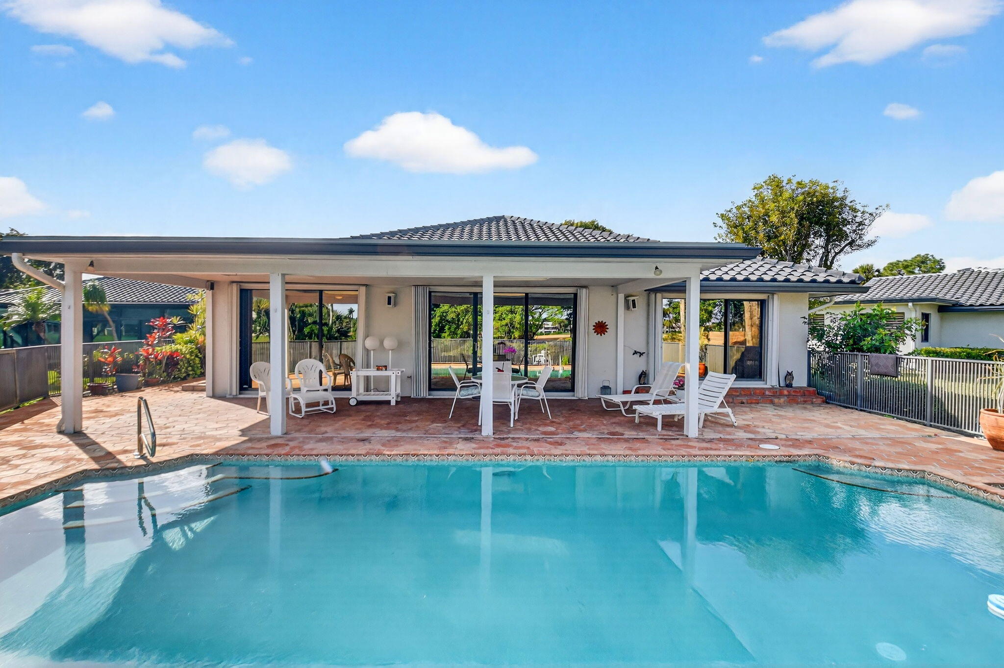 35 Glens Drive E