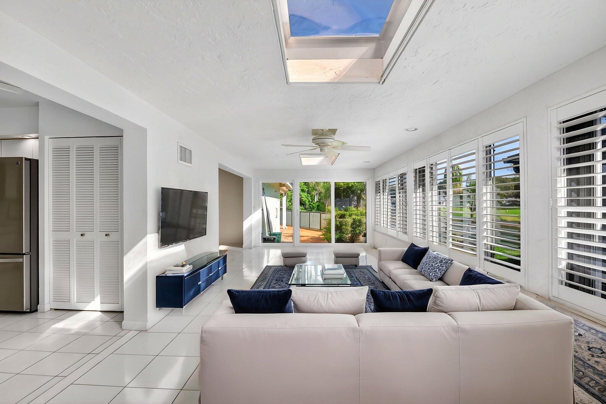 35 Glens Drive E
