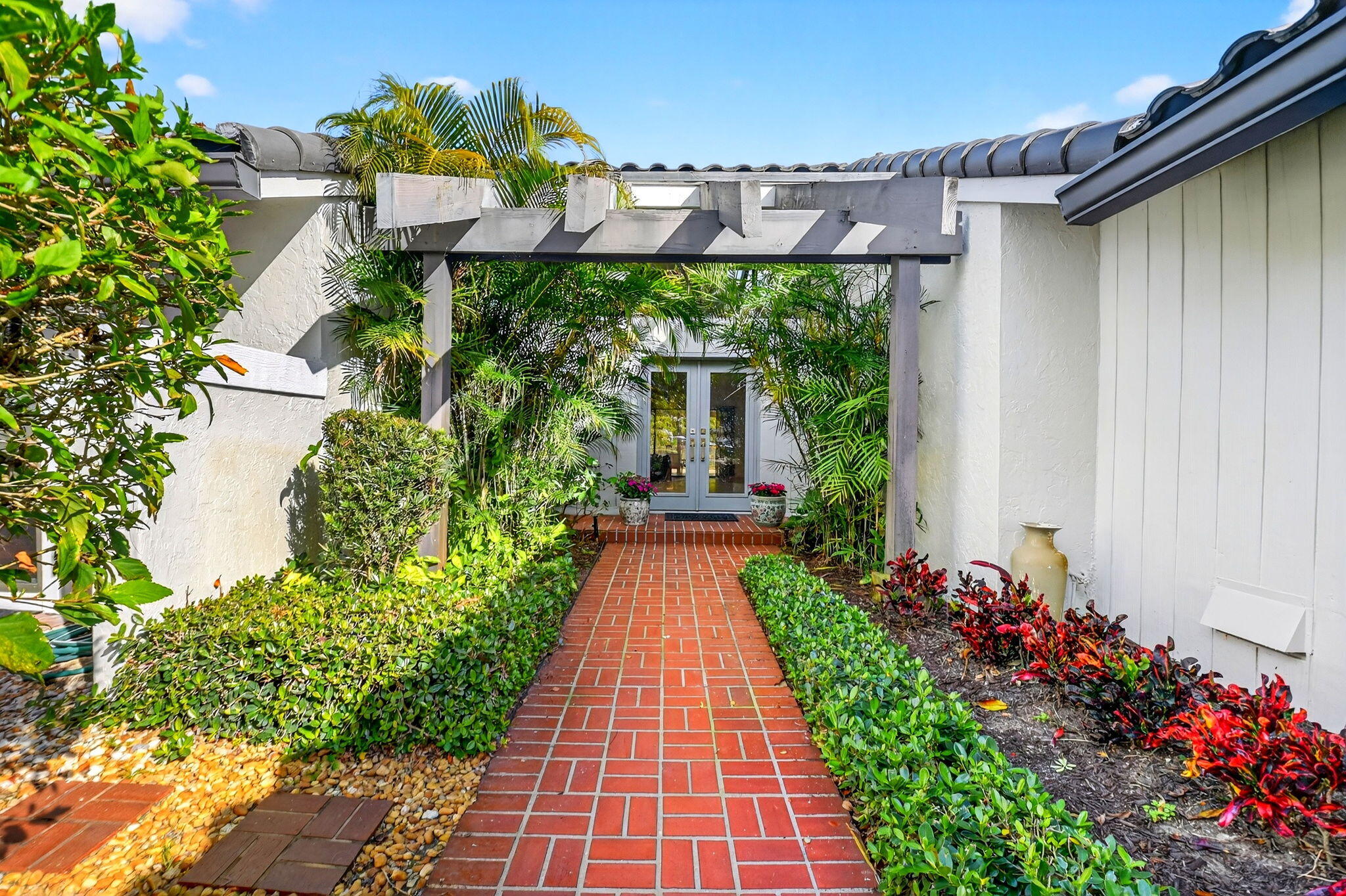 35 Glens Drive E