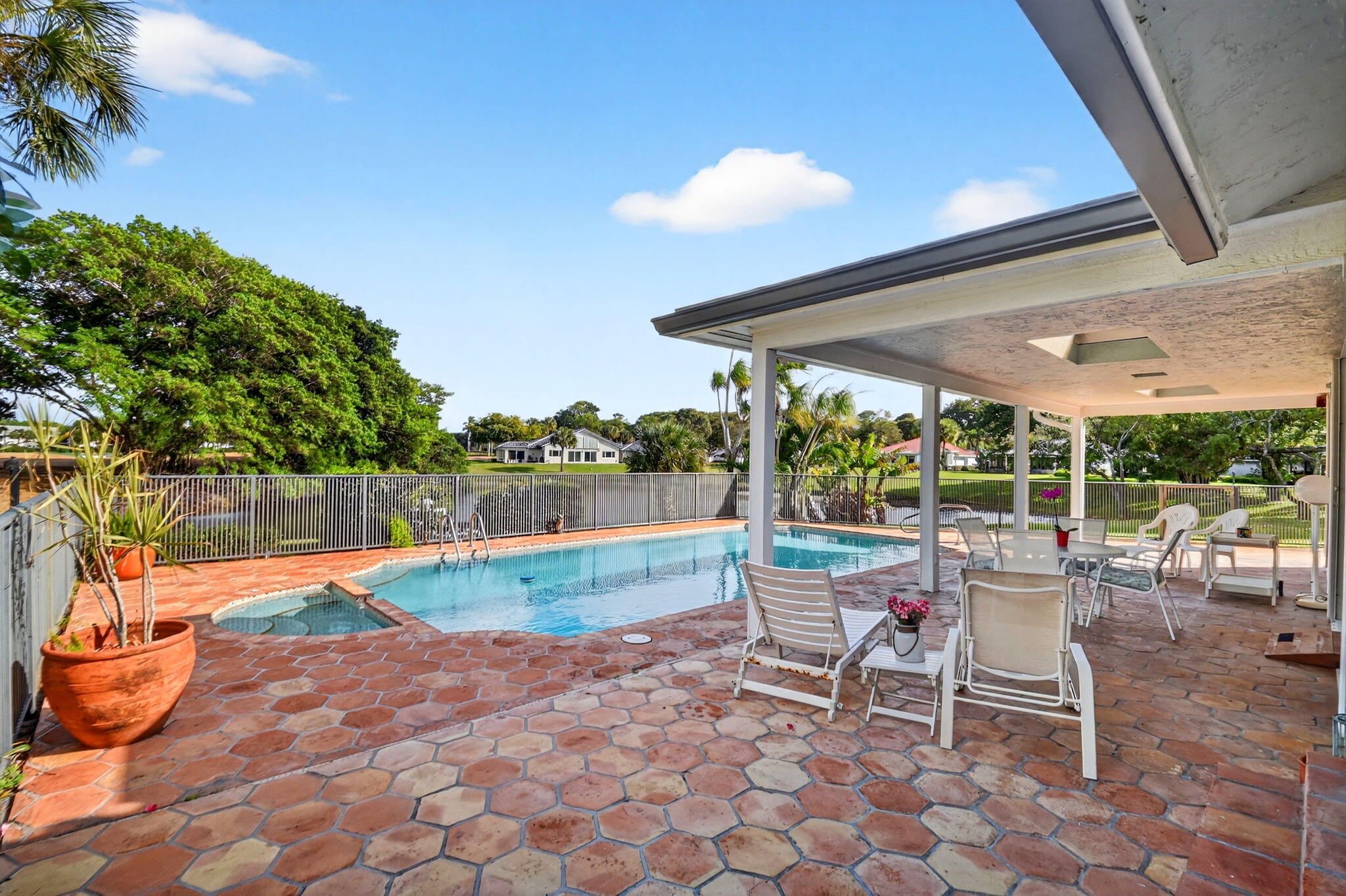 35 Glens Drive E