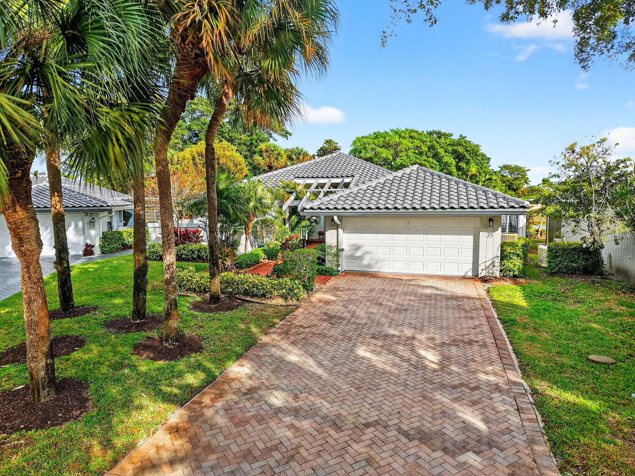 35 Glens Drive E