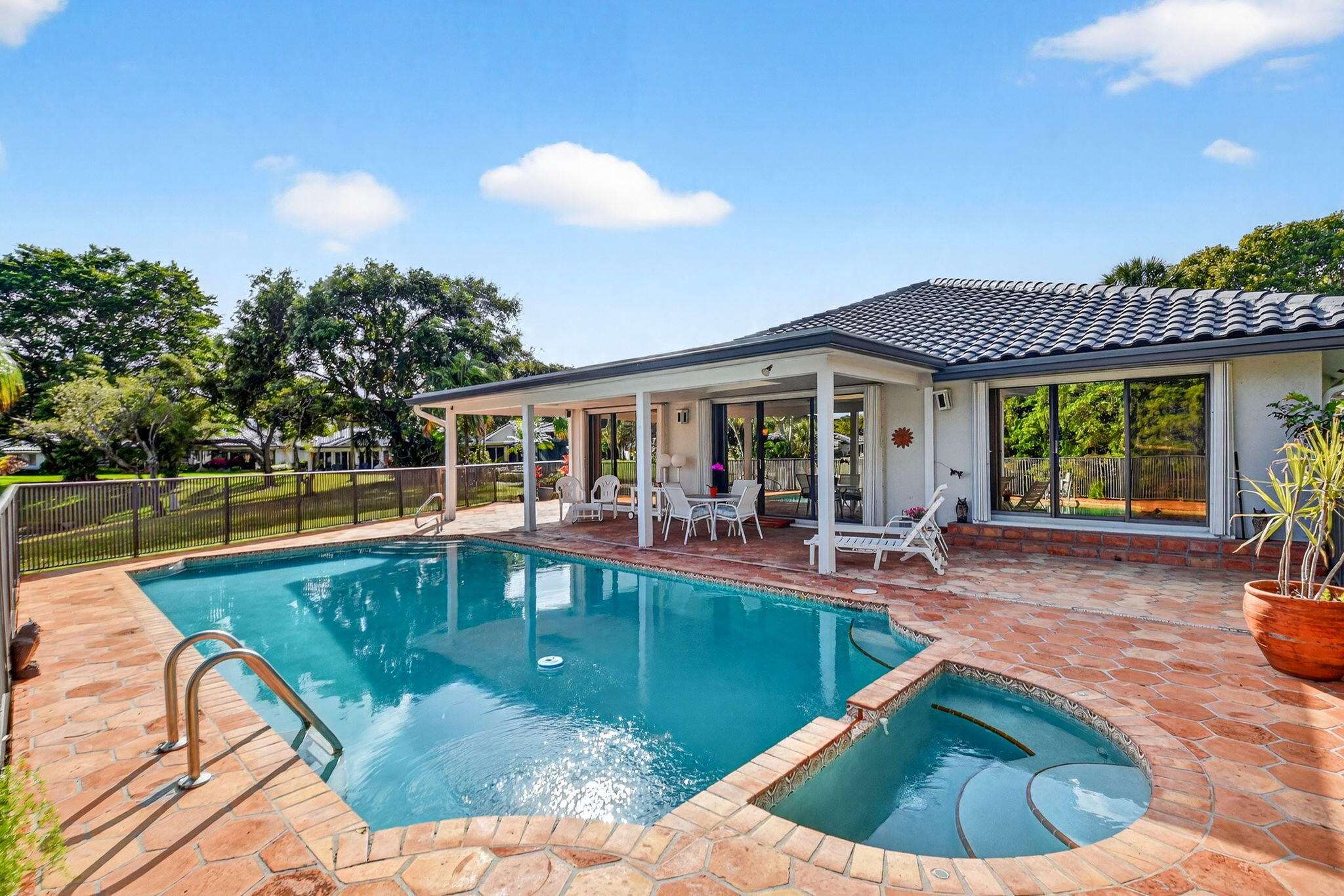 35 Glens Drive E