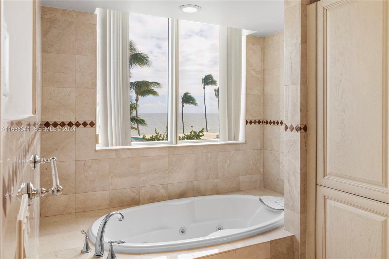 1460 S Ocean Boulevard 304, Lauderdale-By-The-Sea Unit: 304
