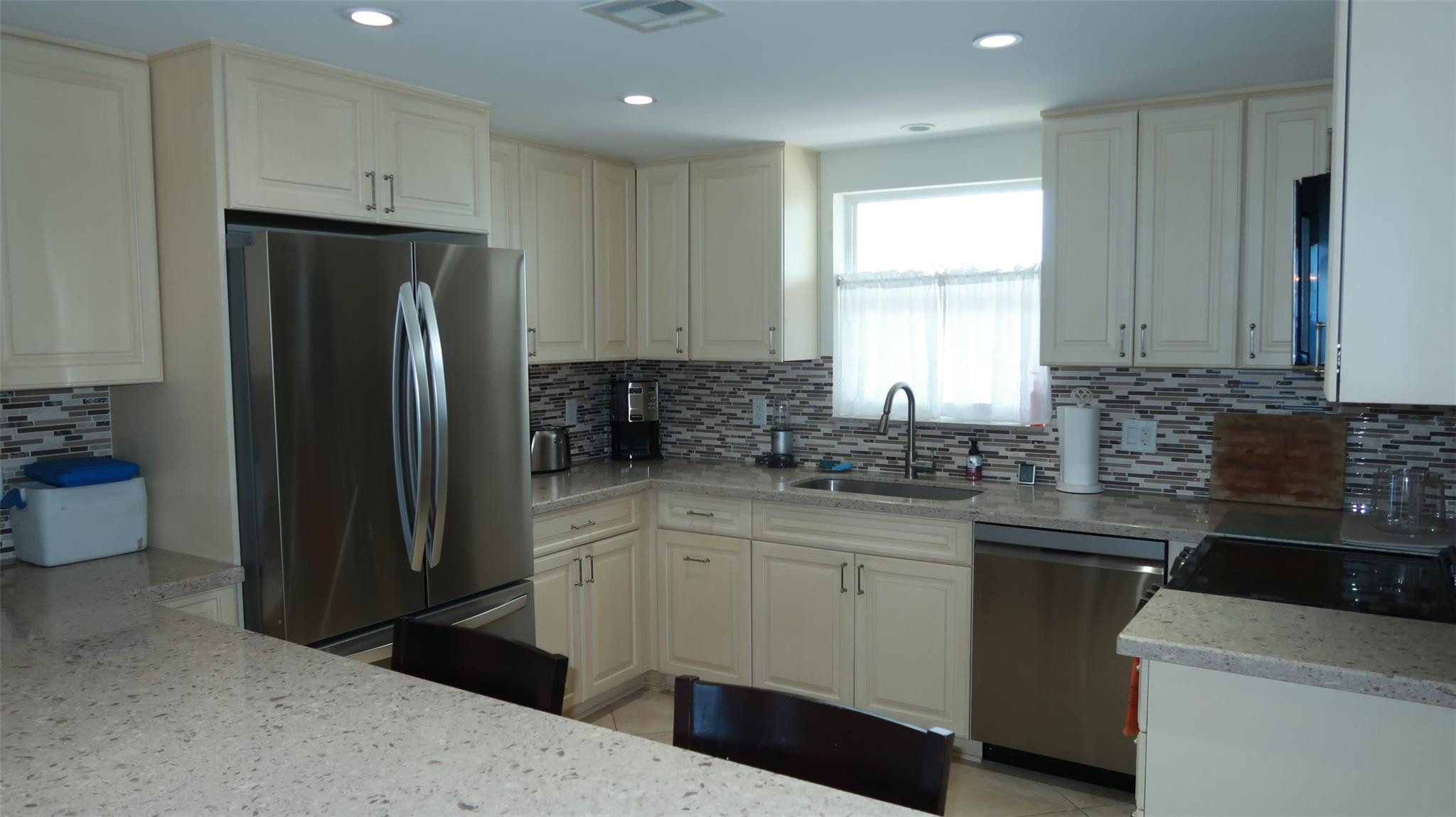 1051 Hillsboro Mile 906E