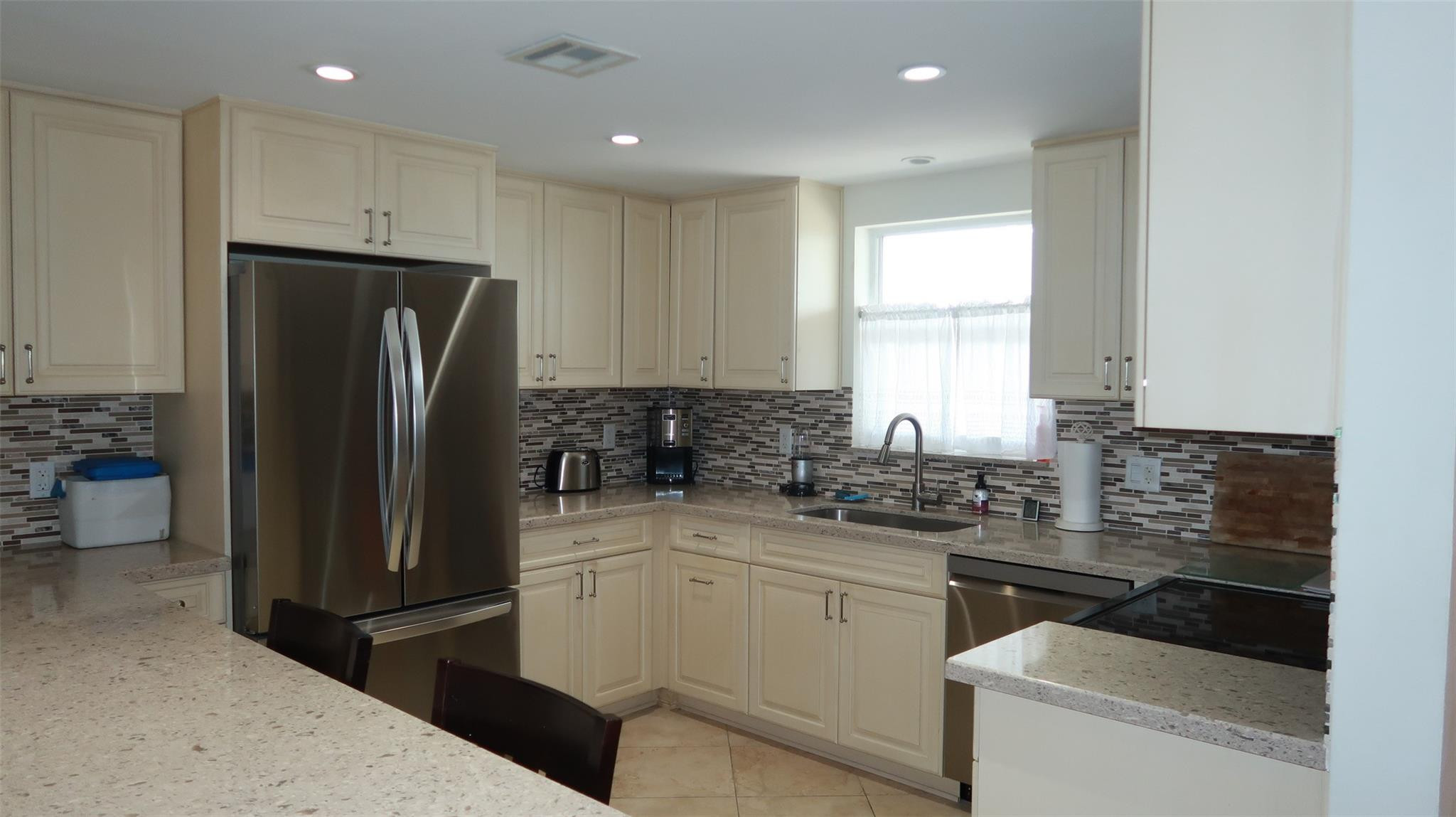1051 Hillsboro Mile 906E