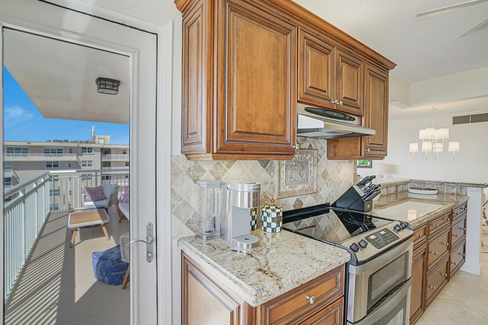1051 Hillsboro Mile 902e